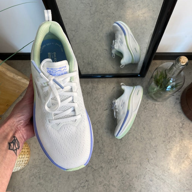 Vita Skechers GoRun-skor med fina detaljer