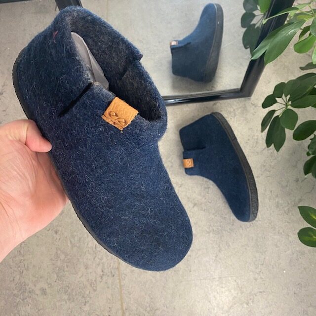 Höga blå ulltofflor med halksäkra sulor från Green Comfort