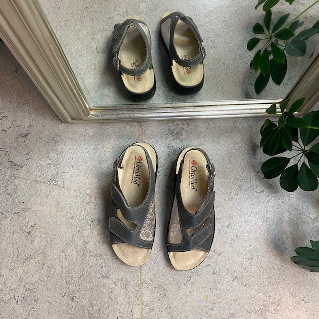 Grå bred skinnsandal för knölar