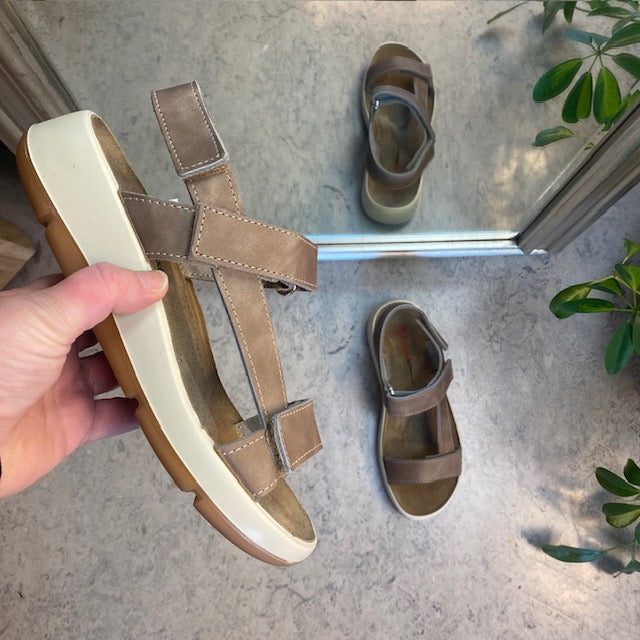 Brun skinnsandal med tre justerbara remmar och hålfotsstöd