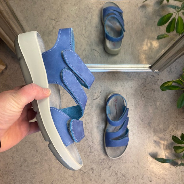 Elegant blå skinnsandal med justerbara remmar