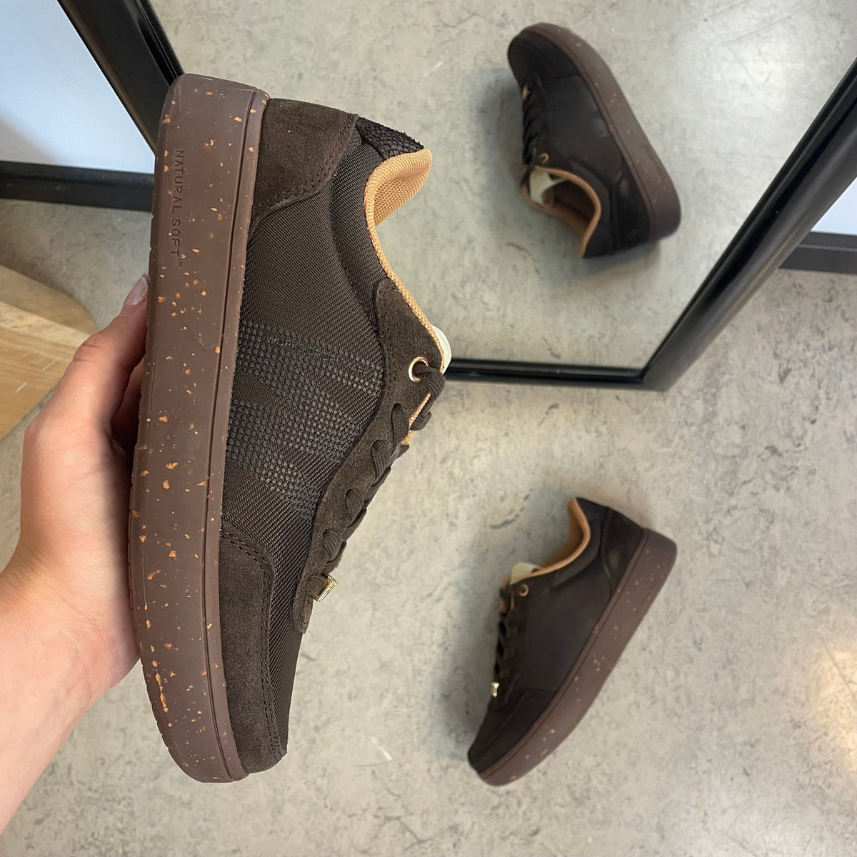 Woden Line Sneak – mörkbrun sneaker med gulddetaljer & mjuk komfort