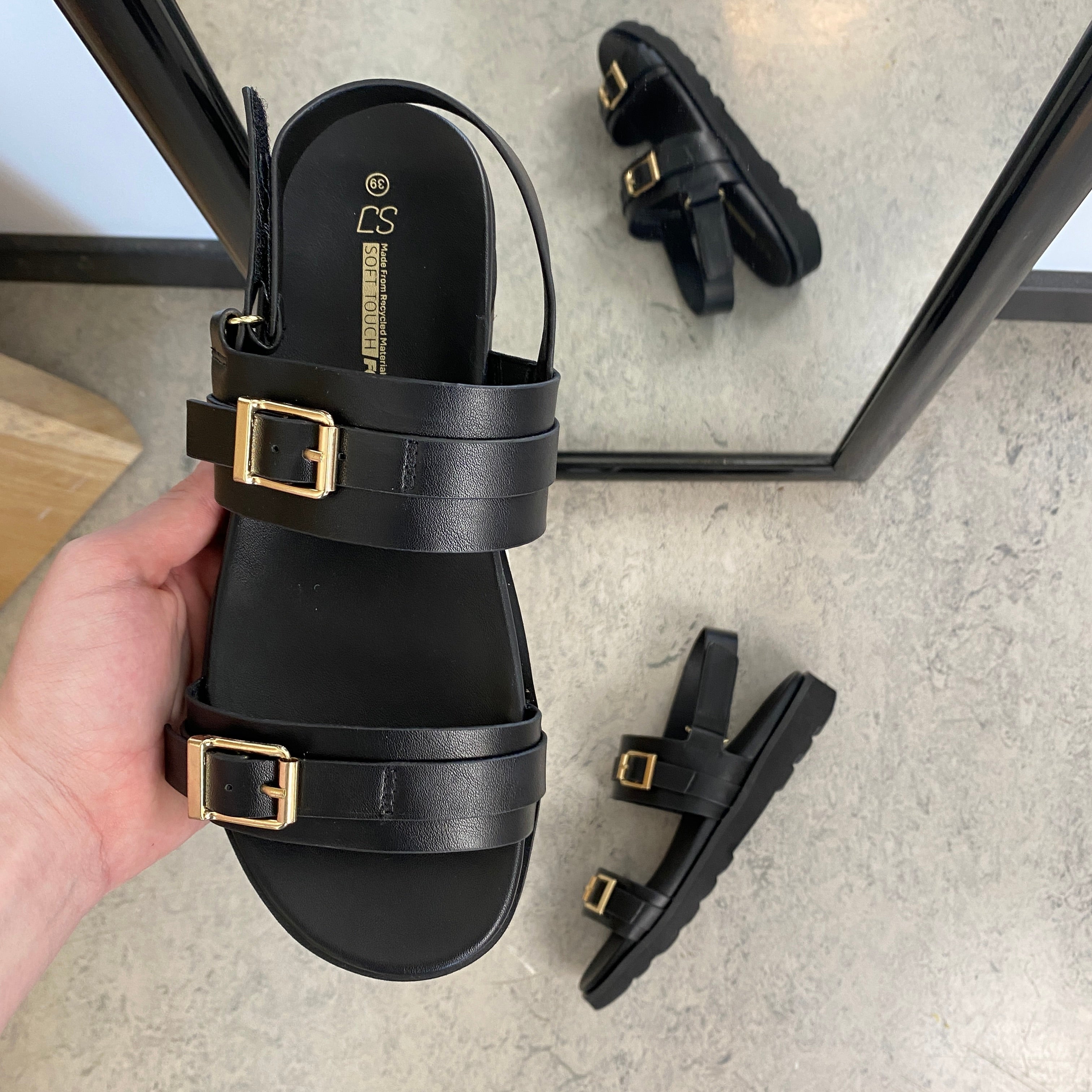 Svart sandal med spännen & hälrem – klassisk modell med justerbar passform