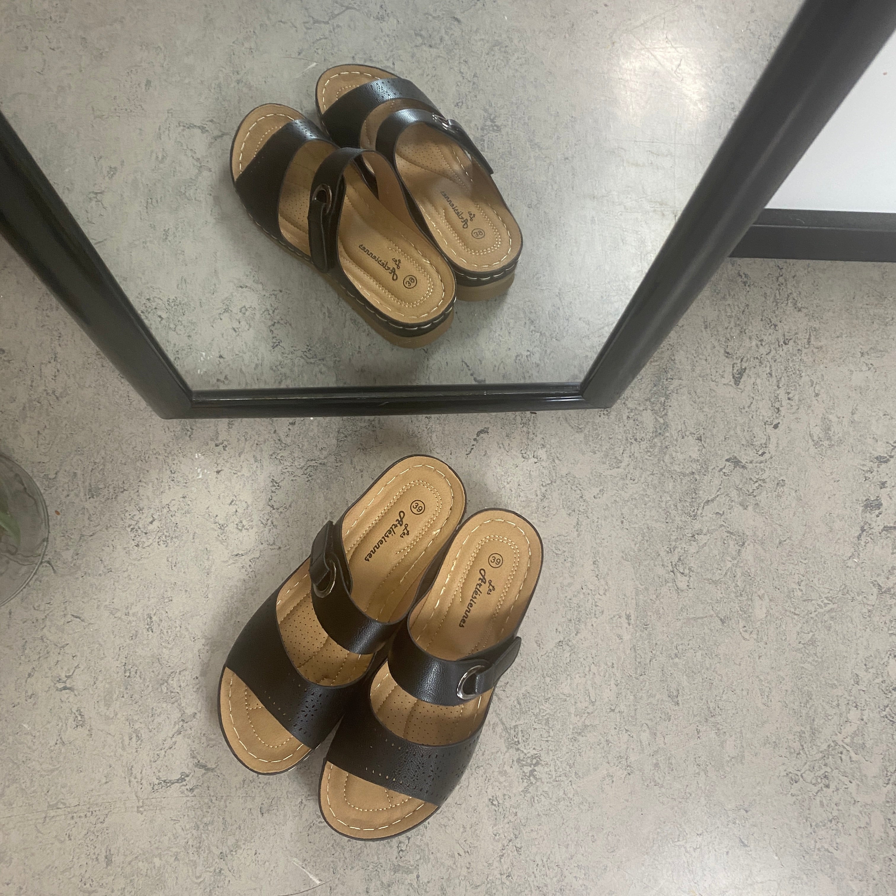 Sandal med kilklack – svart modell