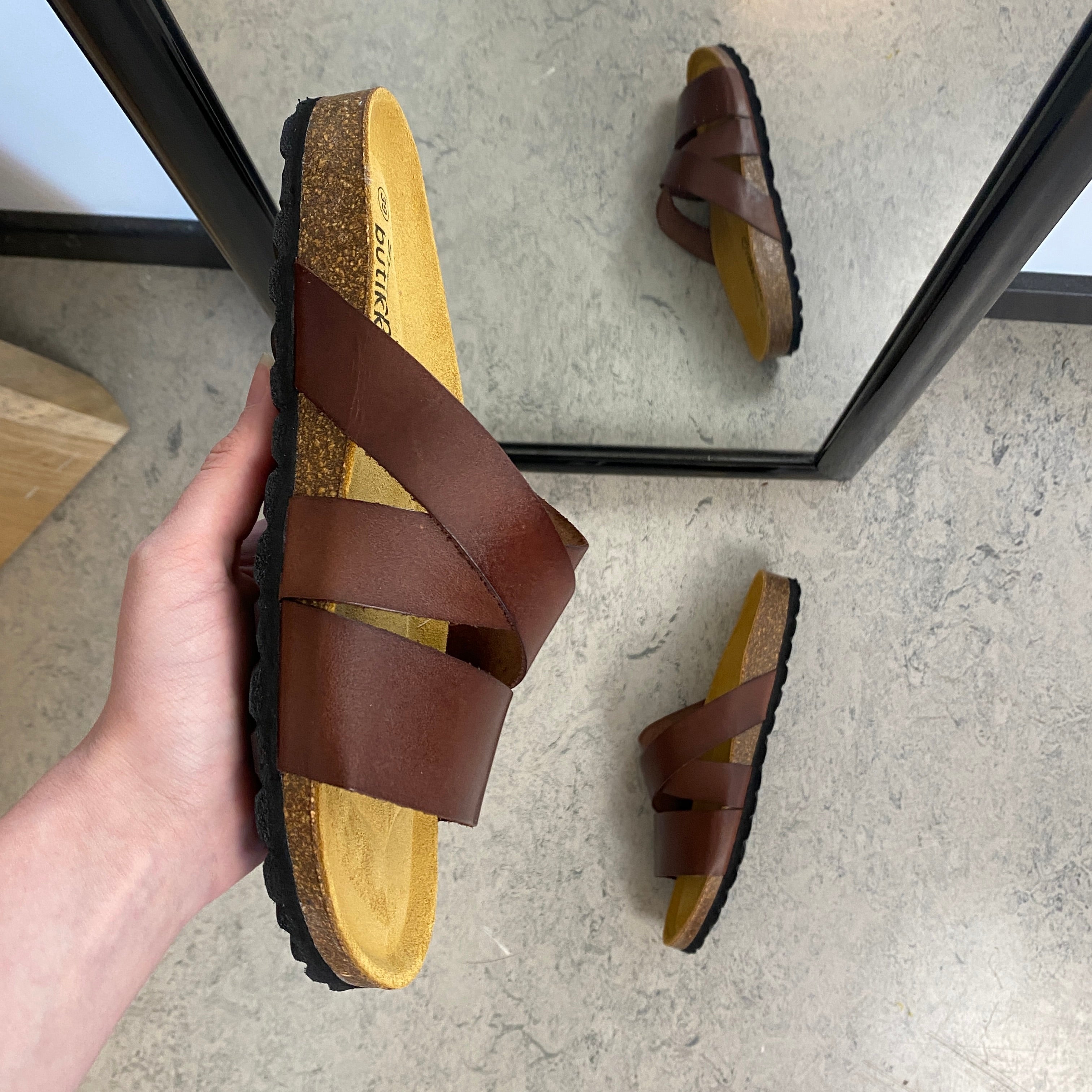 Slip-on sandal i brunt läder med korsremmar – komfort & stöd | SSKbutiken.se