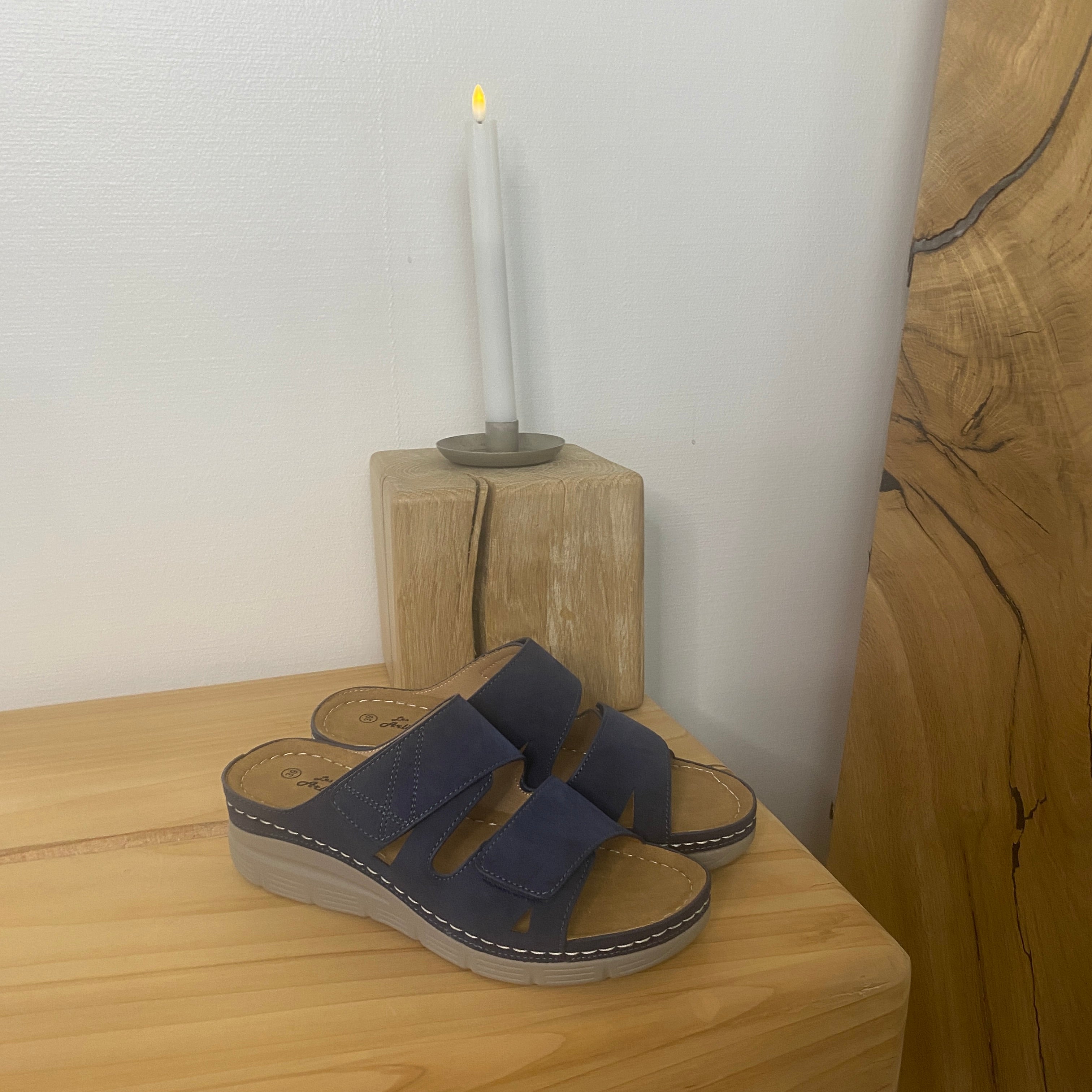 Blå slip-on sandal med kilklack & Velcro – feminin & flexibel för vardagen