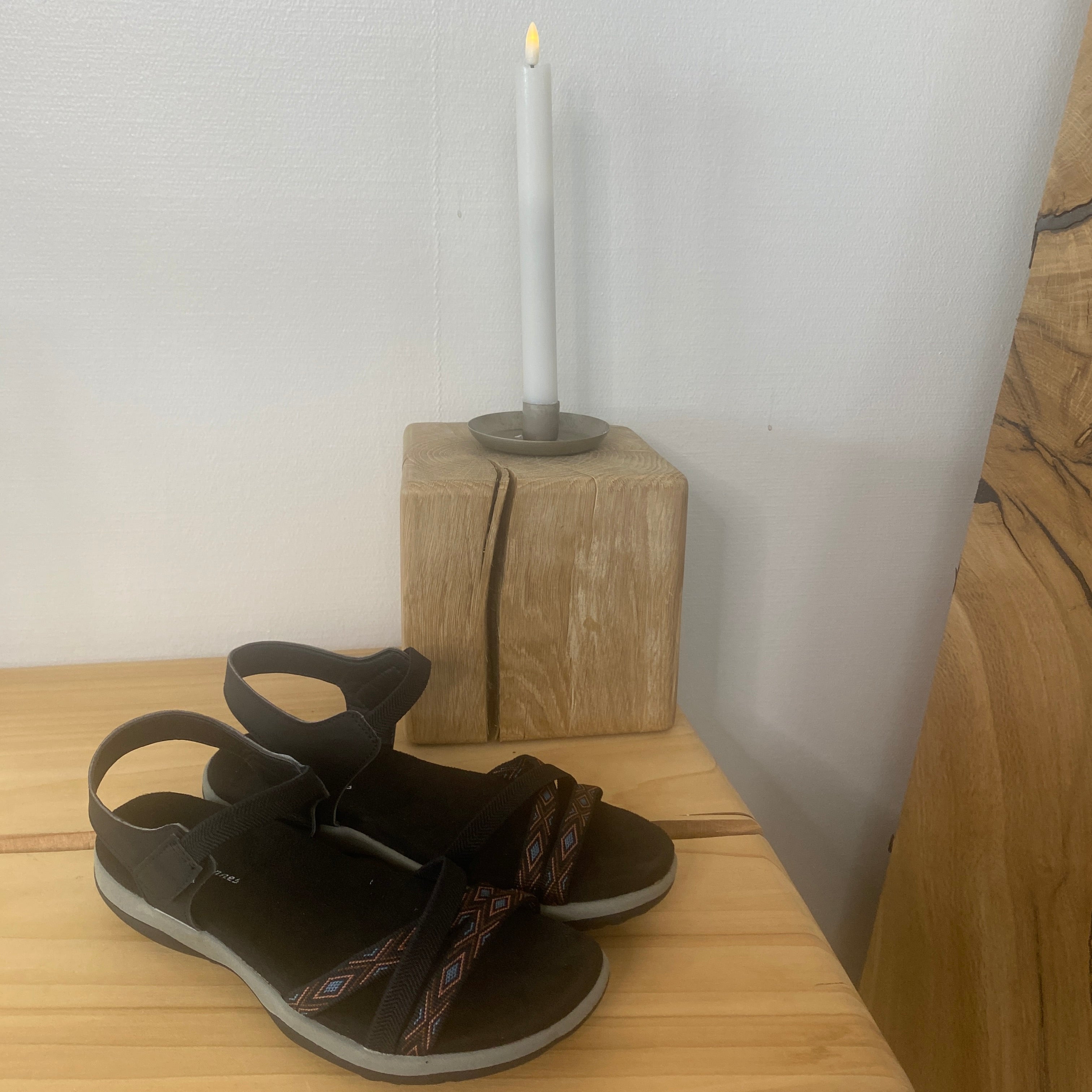 Svart sandal med resårband & kardborre – klassisk & användbar