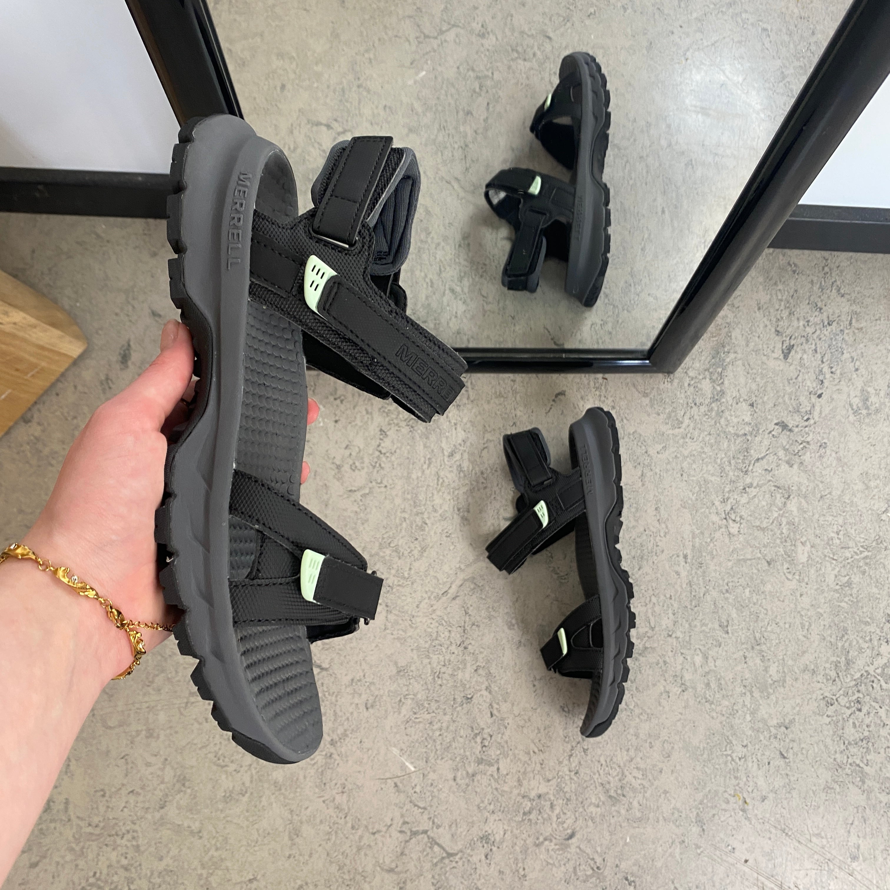 Merrell-sandal med stötdämpande komfort för arbete och aktiv vardag