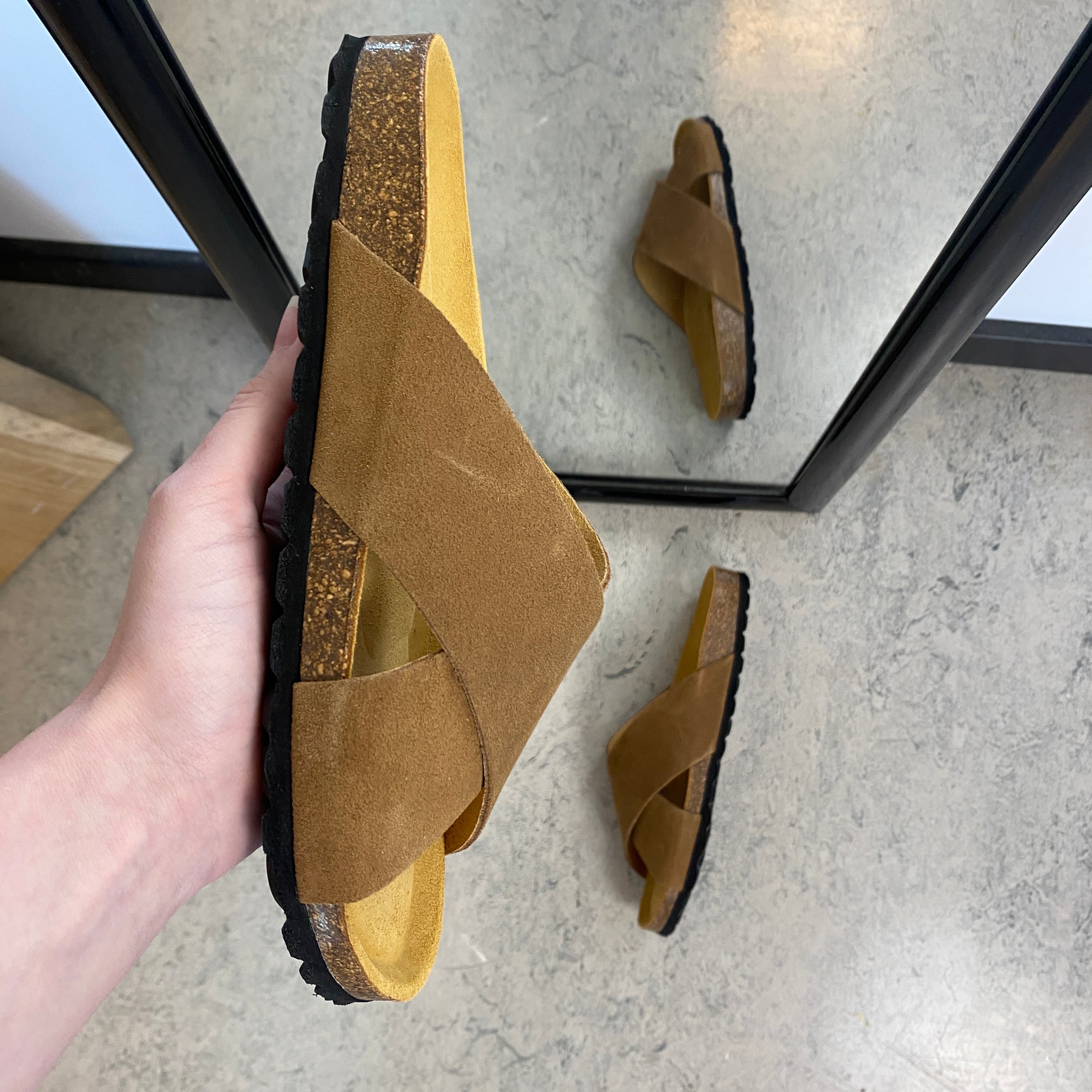 Serraje Roble – brun slip-on sandal med korsade remmar & komfort | SSKbutiken.se
