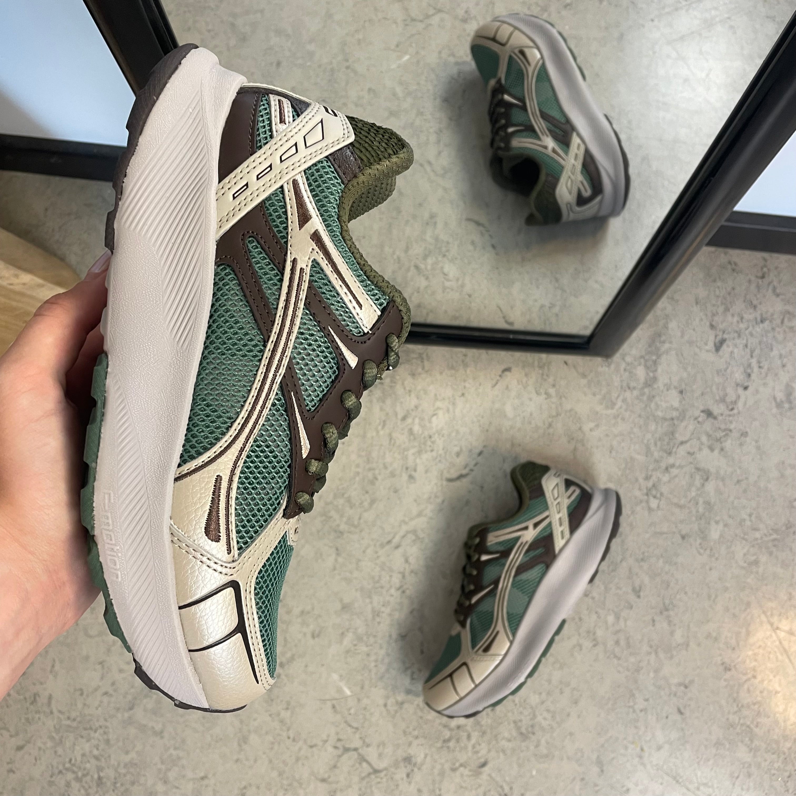 Woden Freja Runner – olivgrön/brun sneaker med lätt rullsula