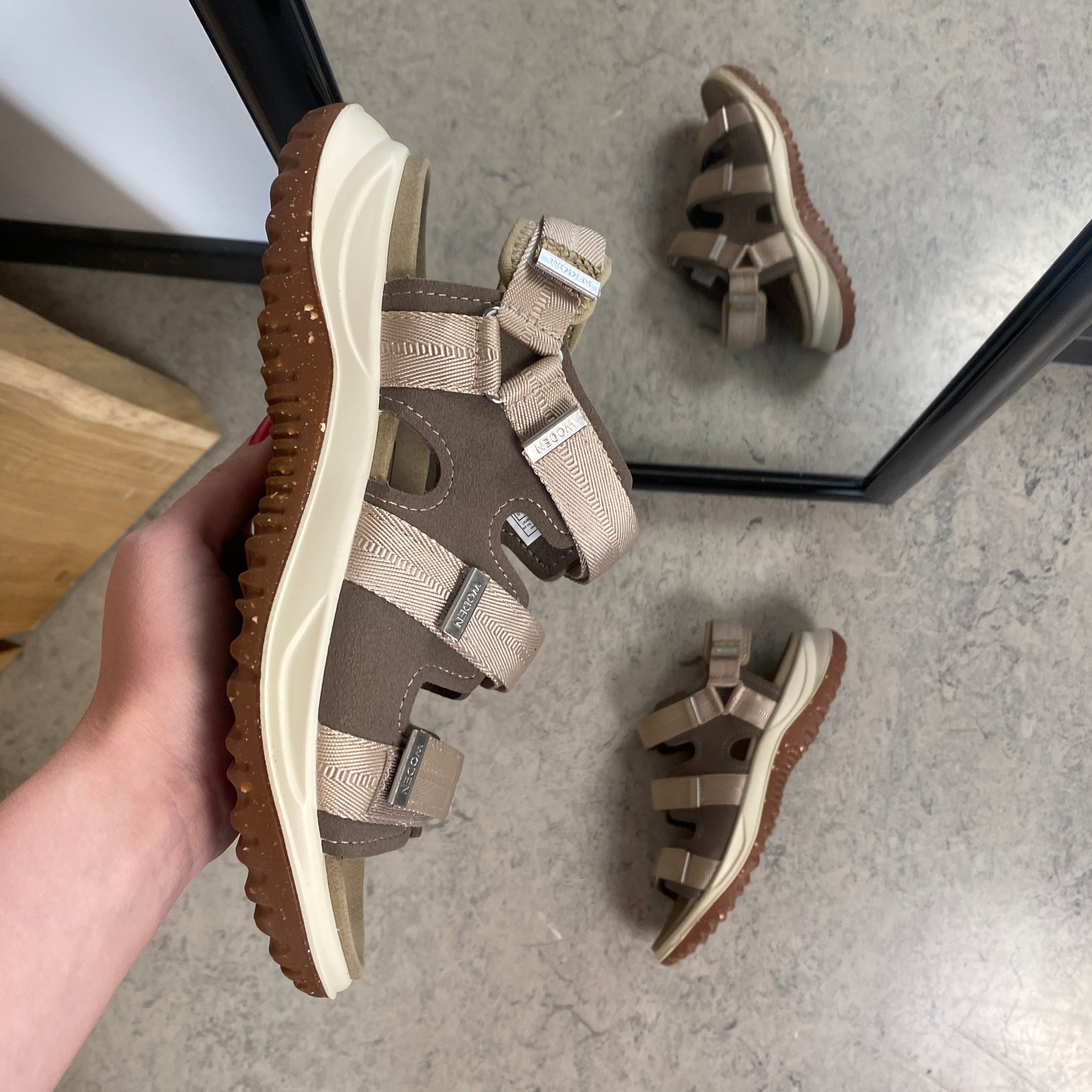 Woden sandal i ljusbrun – komfort och säker passform med hälrem