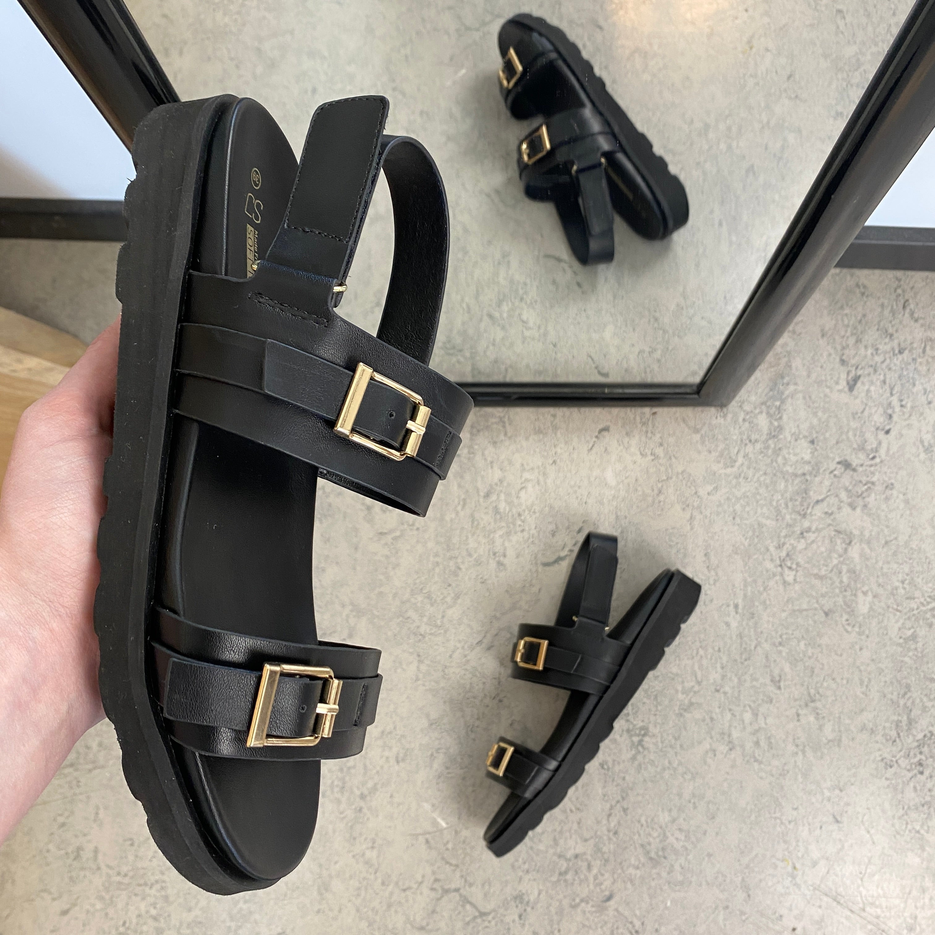 Svart sandal med spännen & hälrem – klassisk modell med justerbar passform
