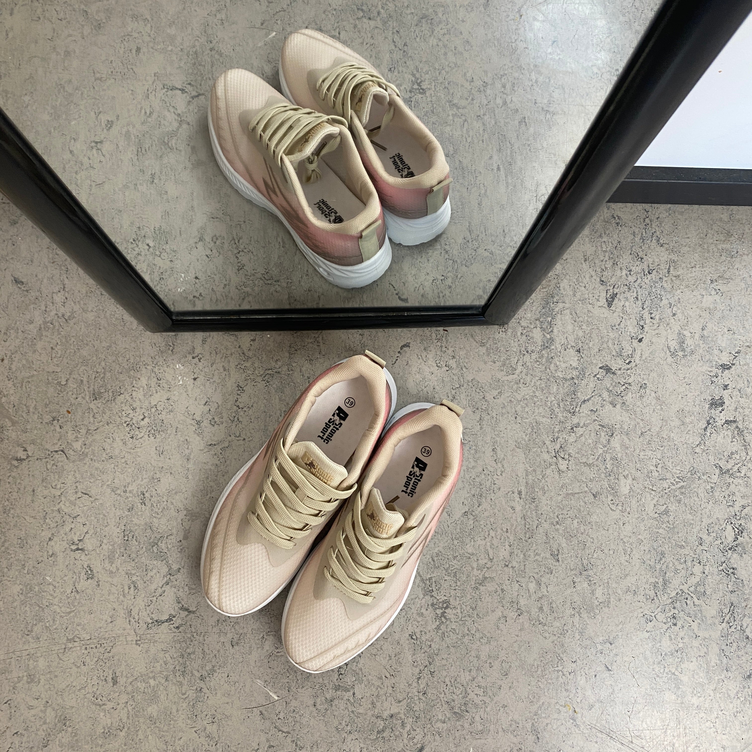 Beige lättvikts-sneakers i mesh med stötdämpande sula