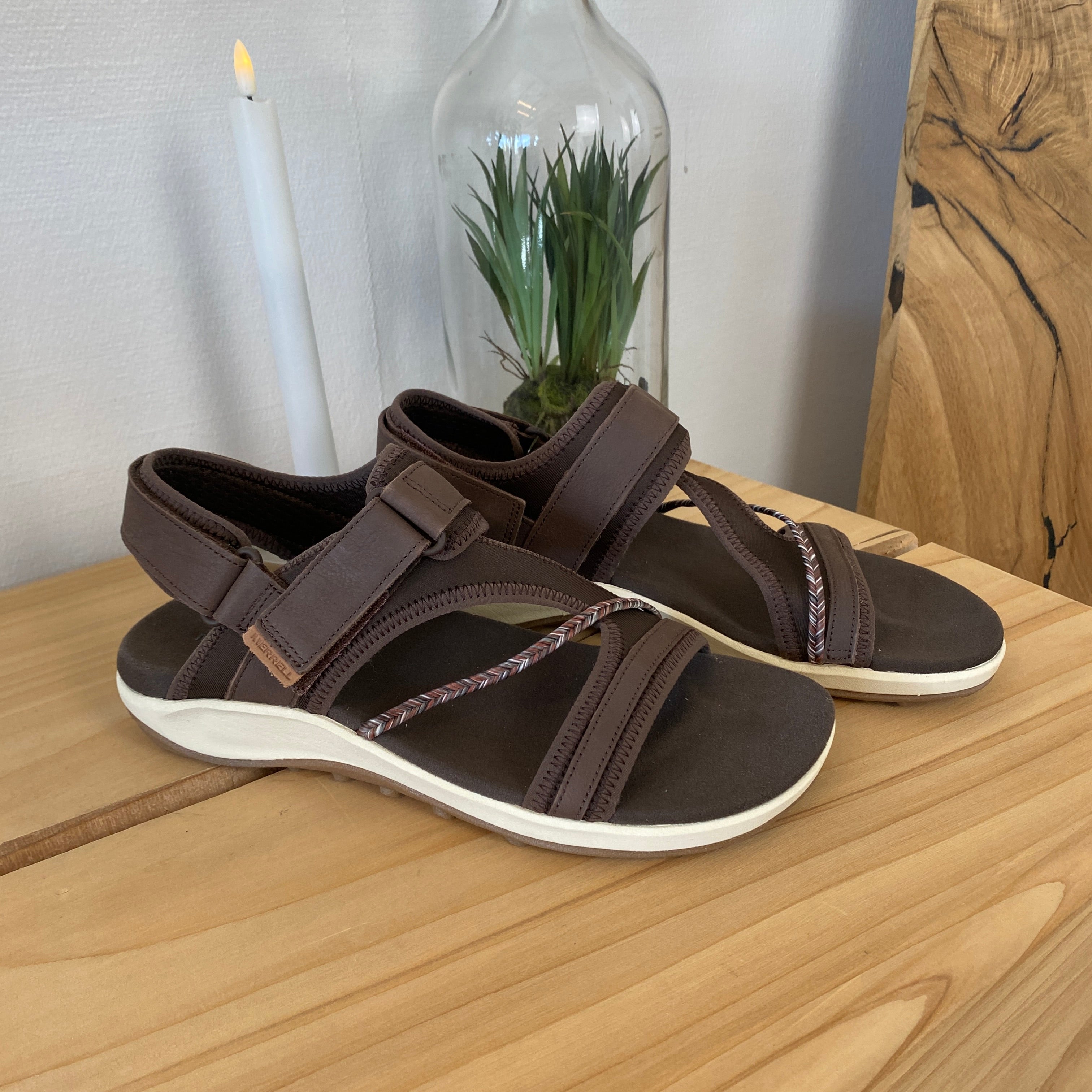 Brun Merrell-sandal – lätt och bekväm med justerbar passform