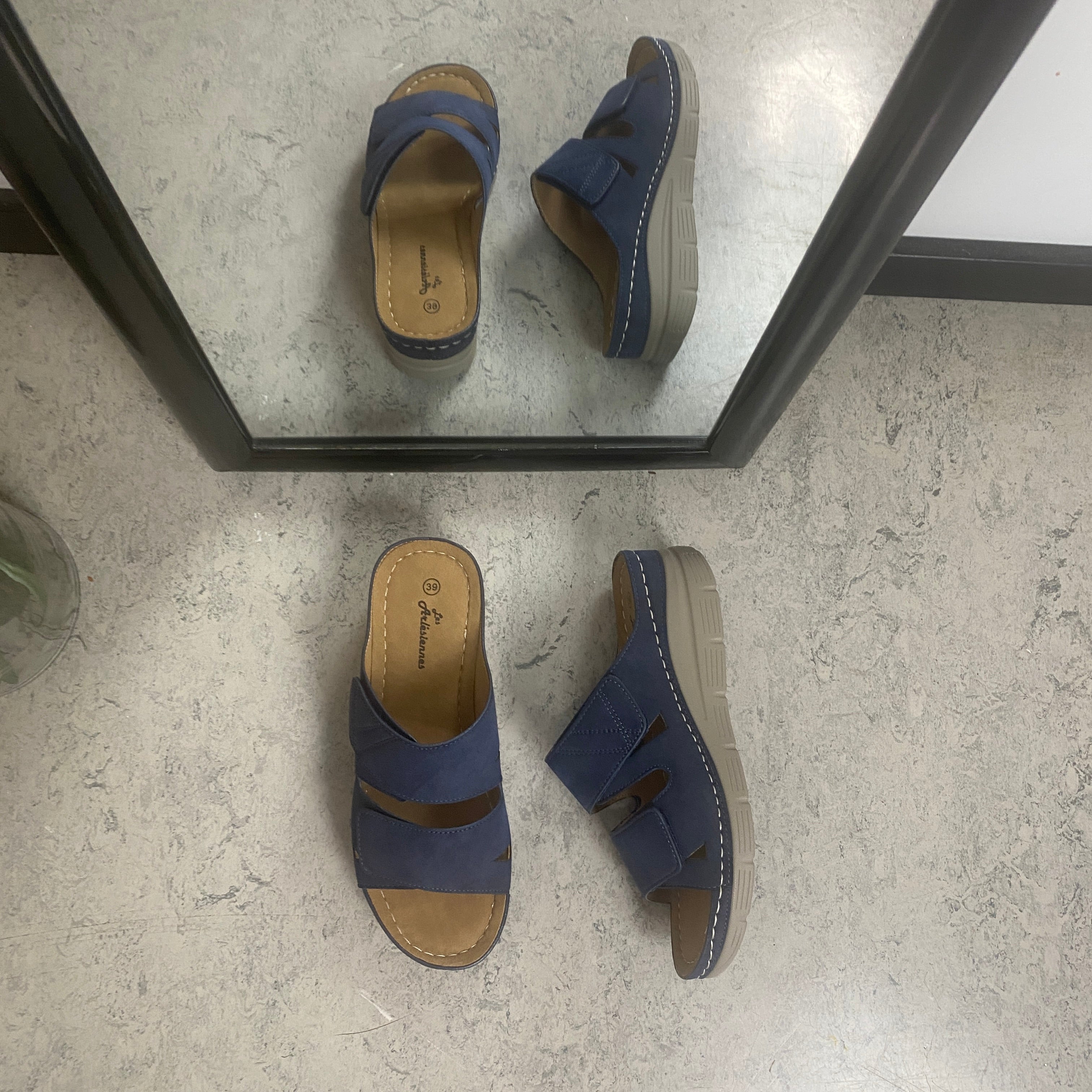 Blå slip-on sandal med kilklack & Velcro – feminin & flexibel för vardagen