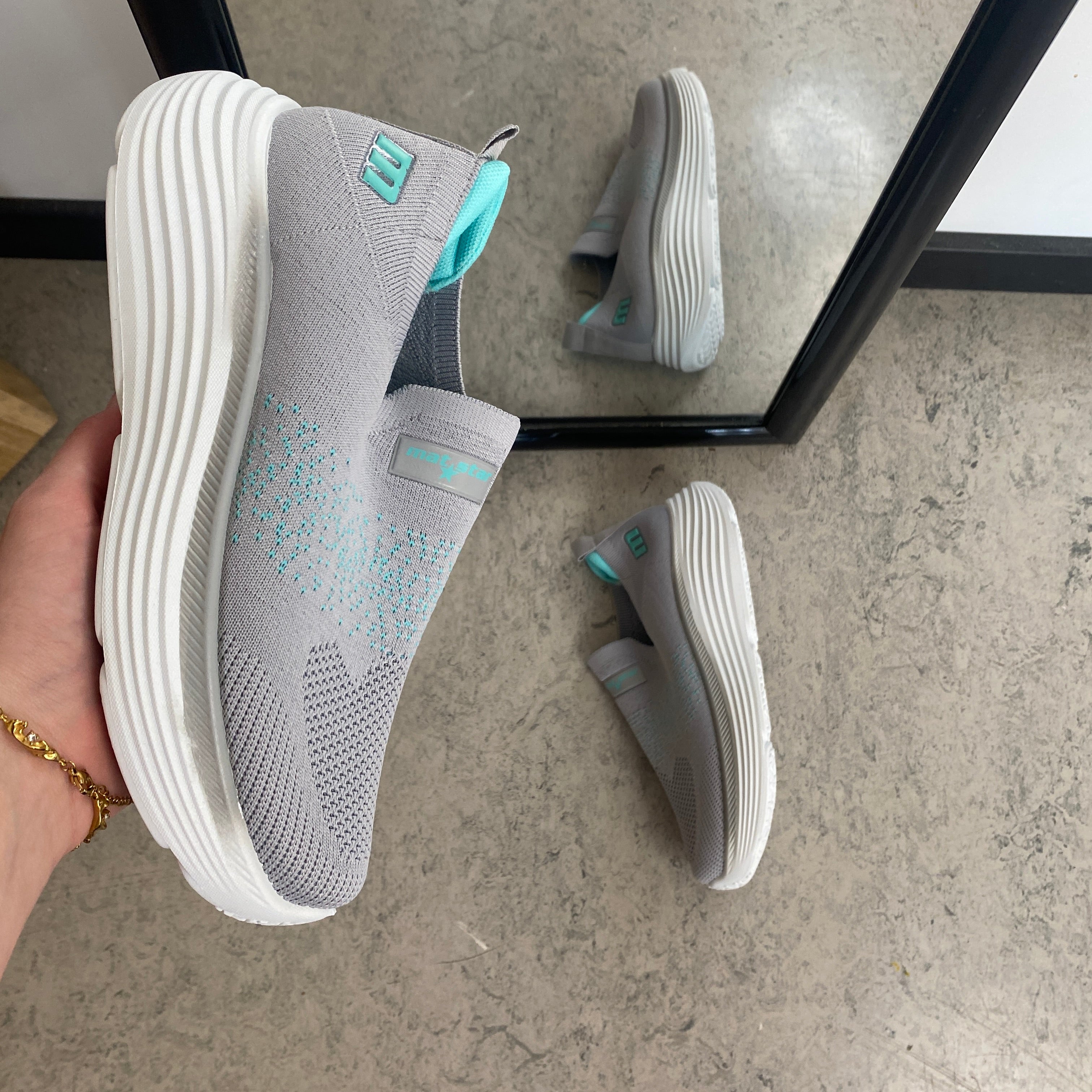 Grå slip-on komfortsneaker med stötdämpning & andningsbart stickat