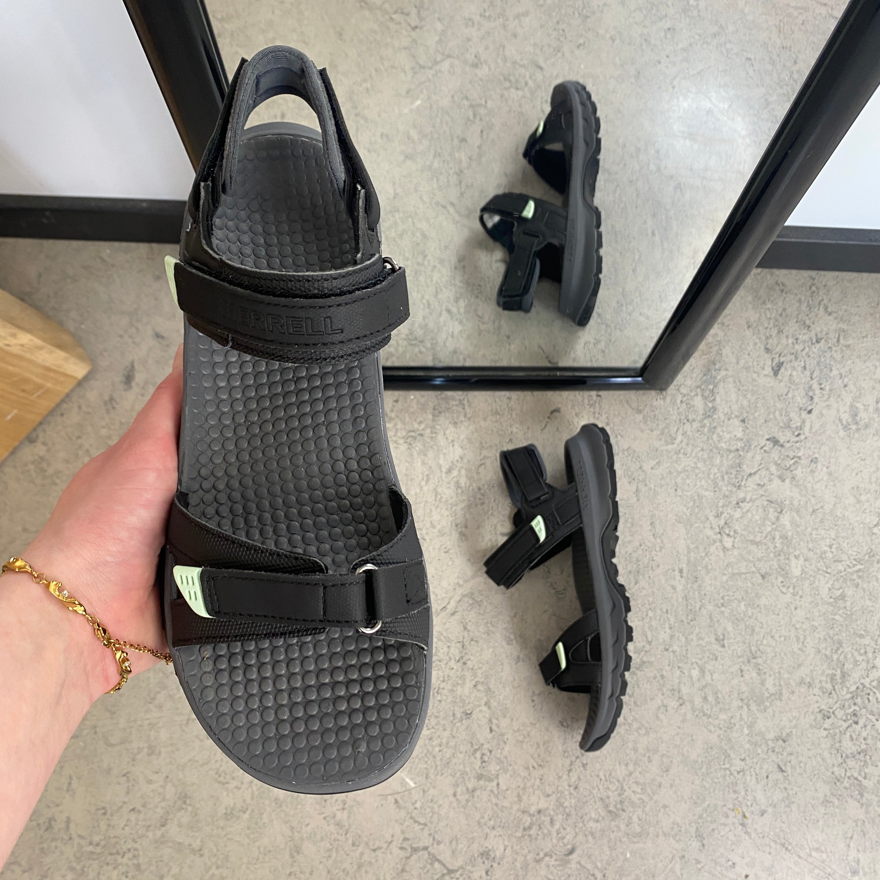 Merrell-sandal med stötdämpande komfort för arbete och aktiv vardag