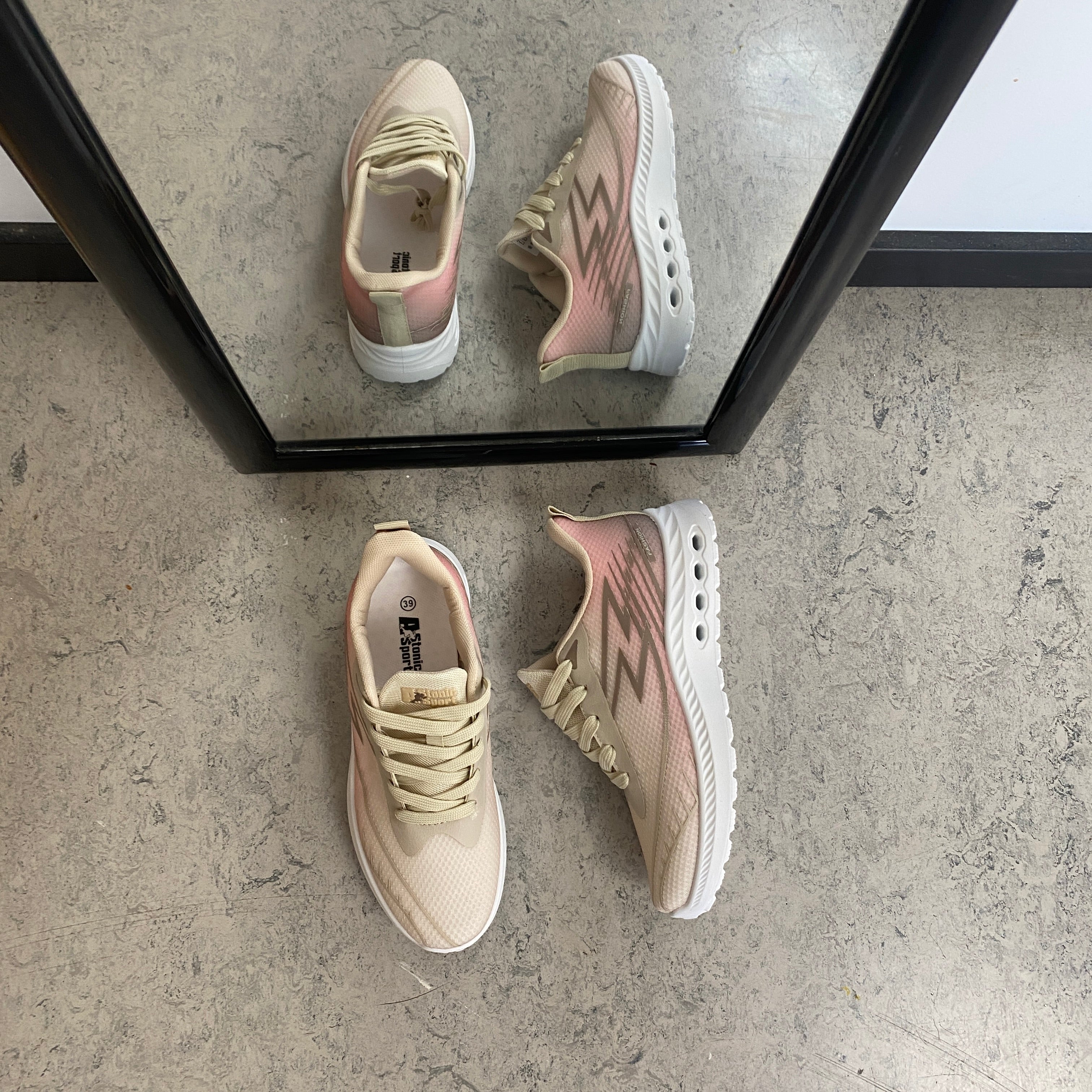 Beige lättvikts-sneakers i mesh med stötdämpande sula