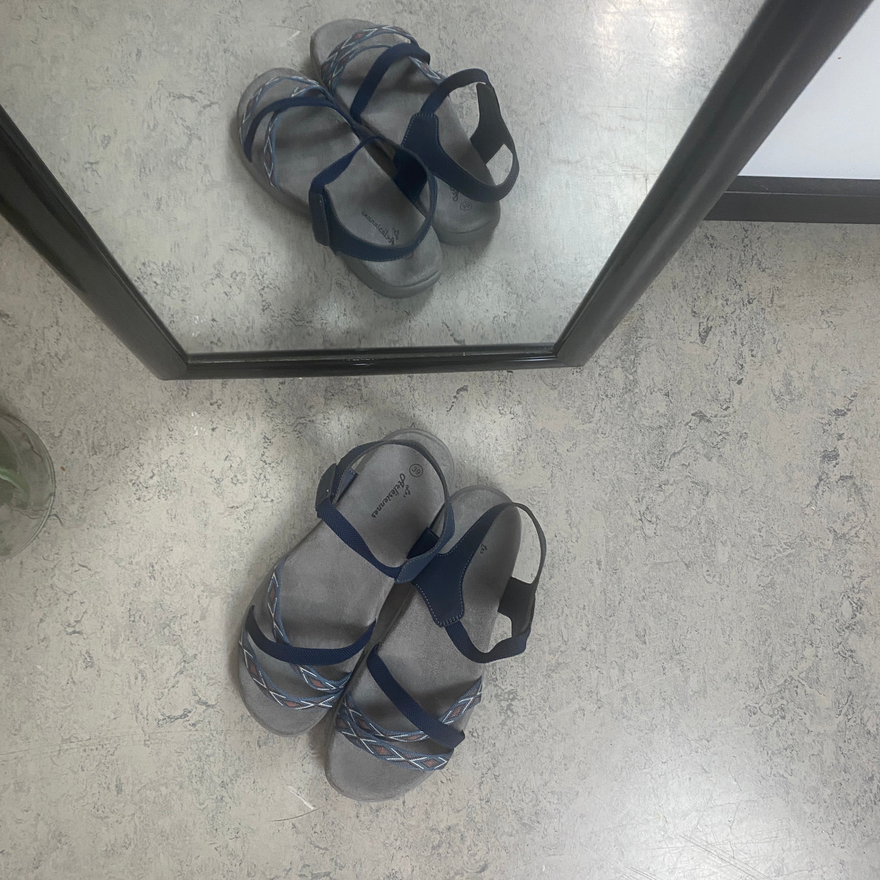 Marinblå sandal med elastiska remmar & kardborre – lugn & maritim stil