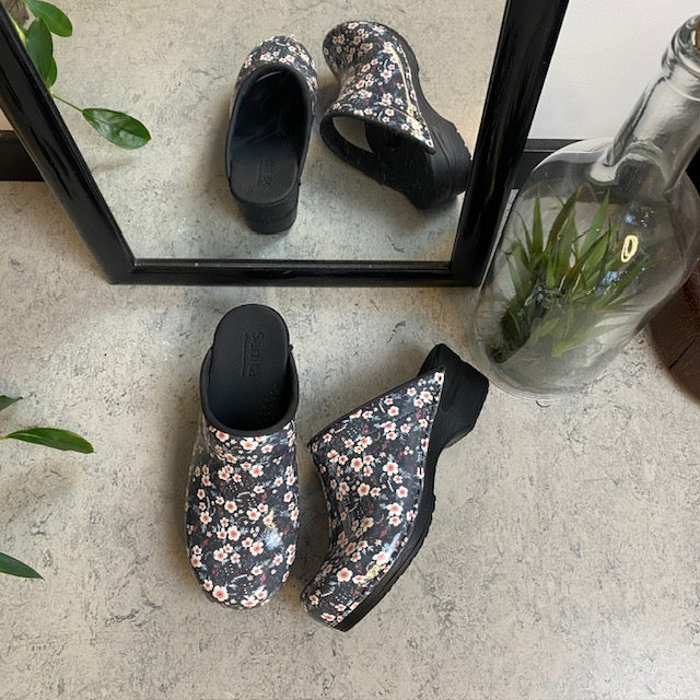 Sanita toffelträskor med svartvitt blommönster