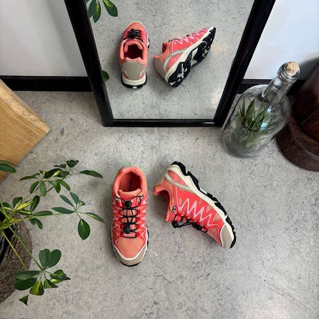 Flexibla laxrosa sneakers med elastisk snörning