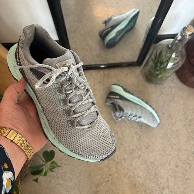 Merrell-skor med stickad ovandel och hålfotsstöd