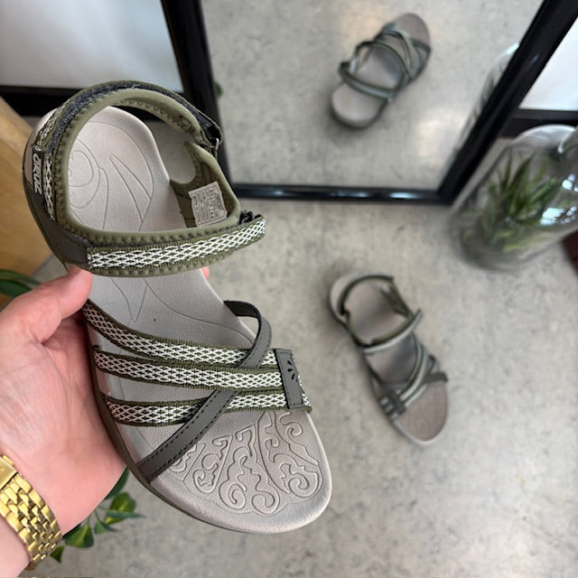 Snygg sportig lättviktsandal med fotvalvsstöd