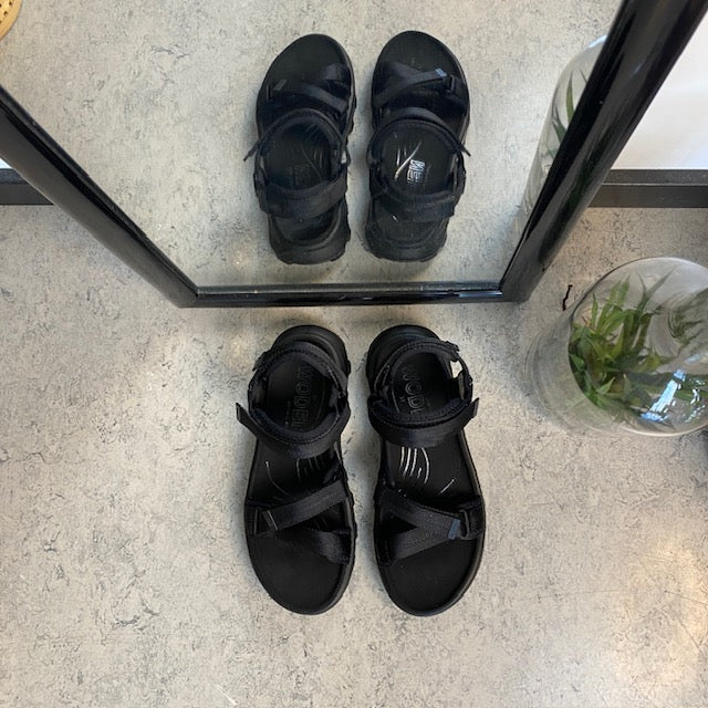 Svart Woden-sandal med bra hålfotsstöd