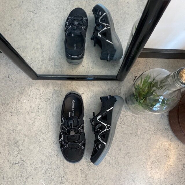 Stängd trekkingsandal i svart – Komfort och funktion i en diskret stil