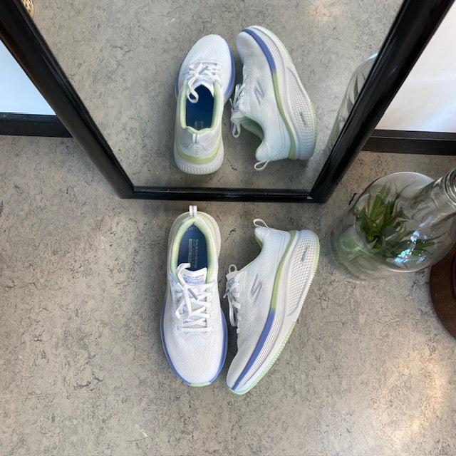 Vita Skechers GoRun-skor med fina detaljer