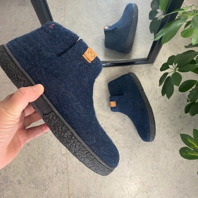 Höga blå ulltofflor med halksäkra sulor från Green Comfort