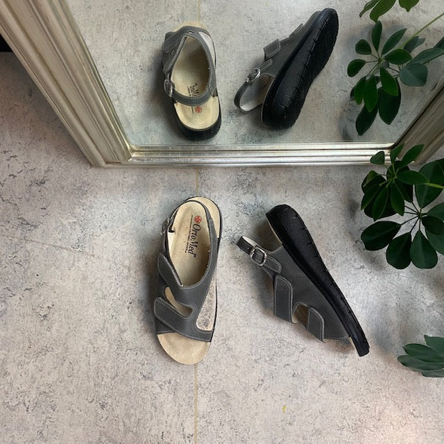 Grå bred skinnsandal för knölar