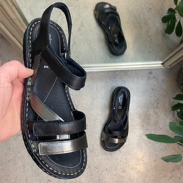 Svart skinnsandal med tre remmar och metallicdetaljer från Relaxshoe