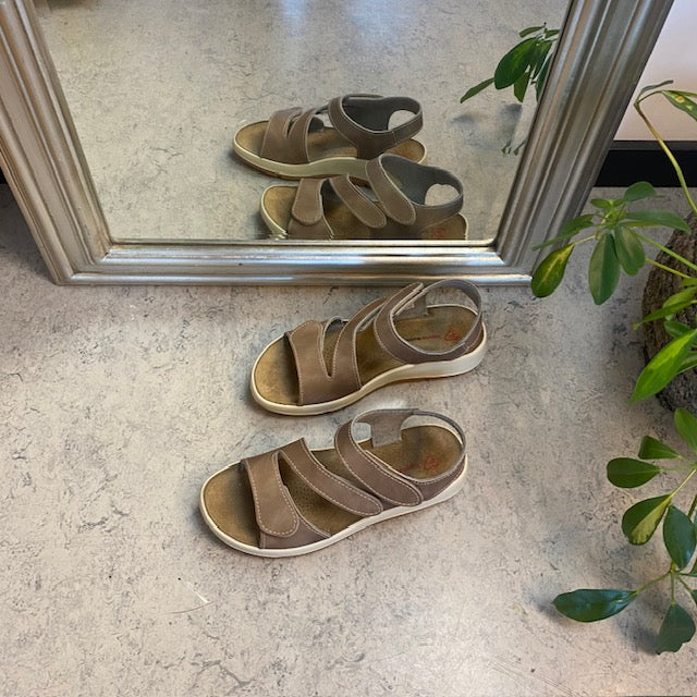Elegant brun lädersandal med justerbara remmar