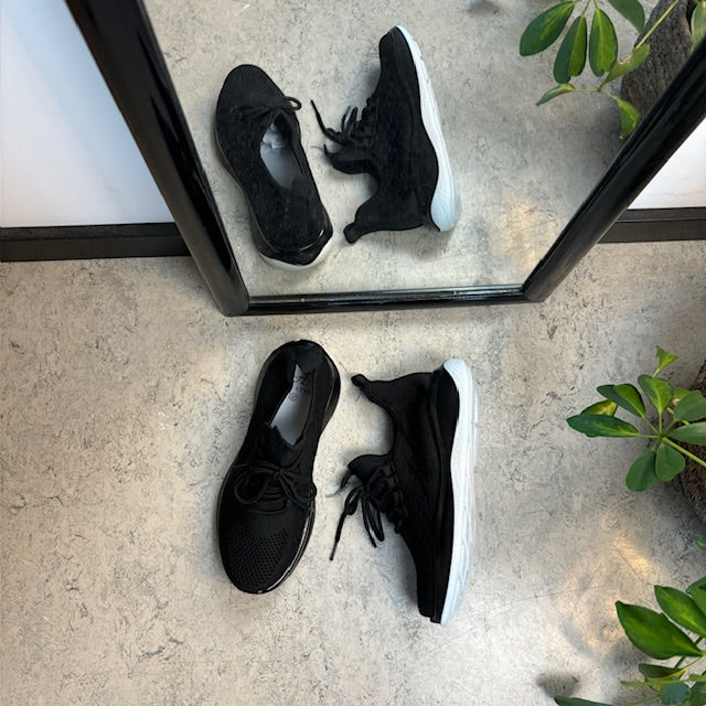 Svarta stickade slip-on-skor med fast kant vid öppningen