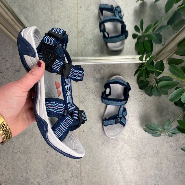 Blå sportsandal från CMP med ränder och bred passform