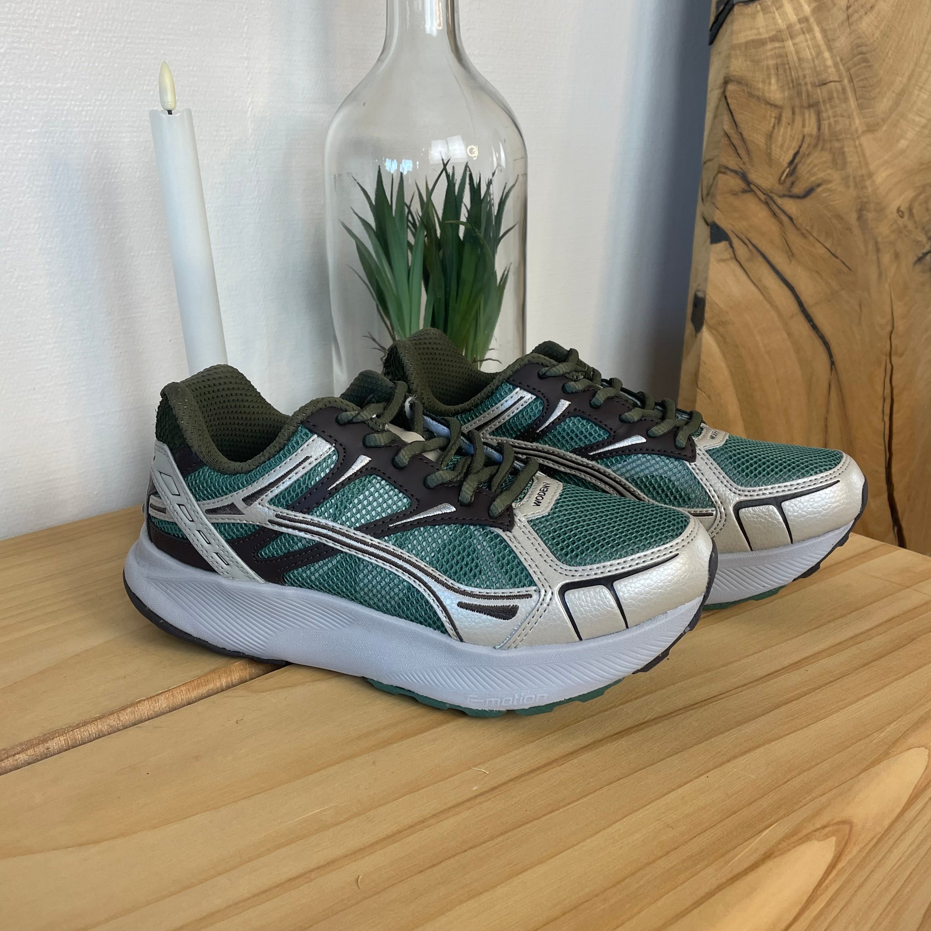 Woden Freja Runner – olivgrön/brun sneaker med lätt rullsula