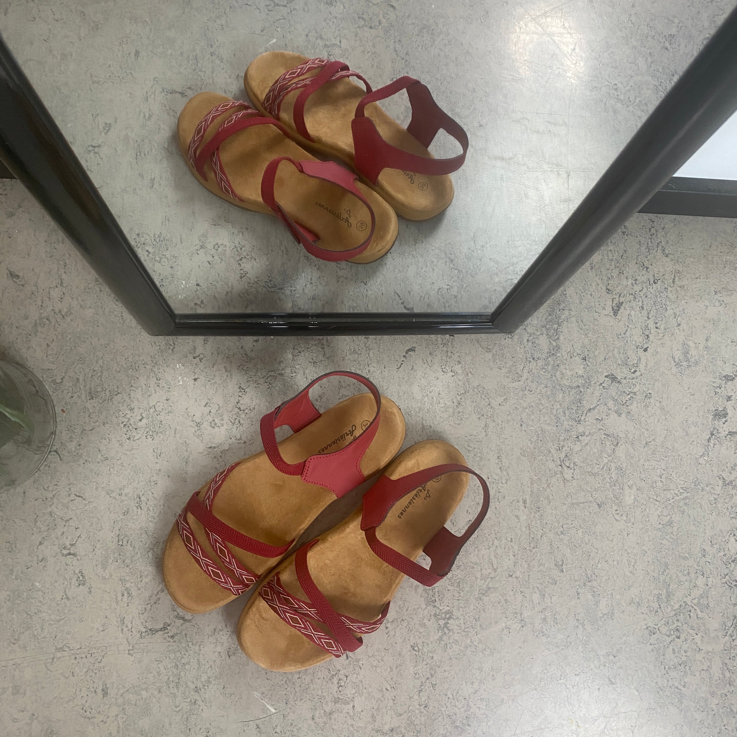 Röd sandal med elastikremmar & kardborre – feminin & flexibel för sommaren