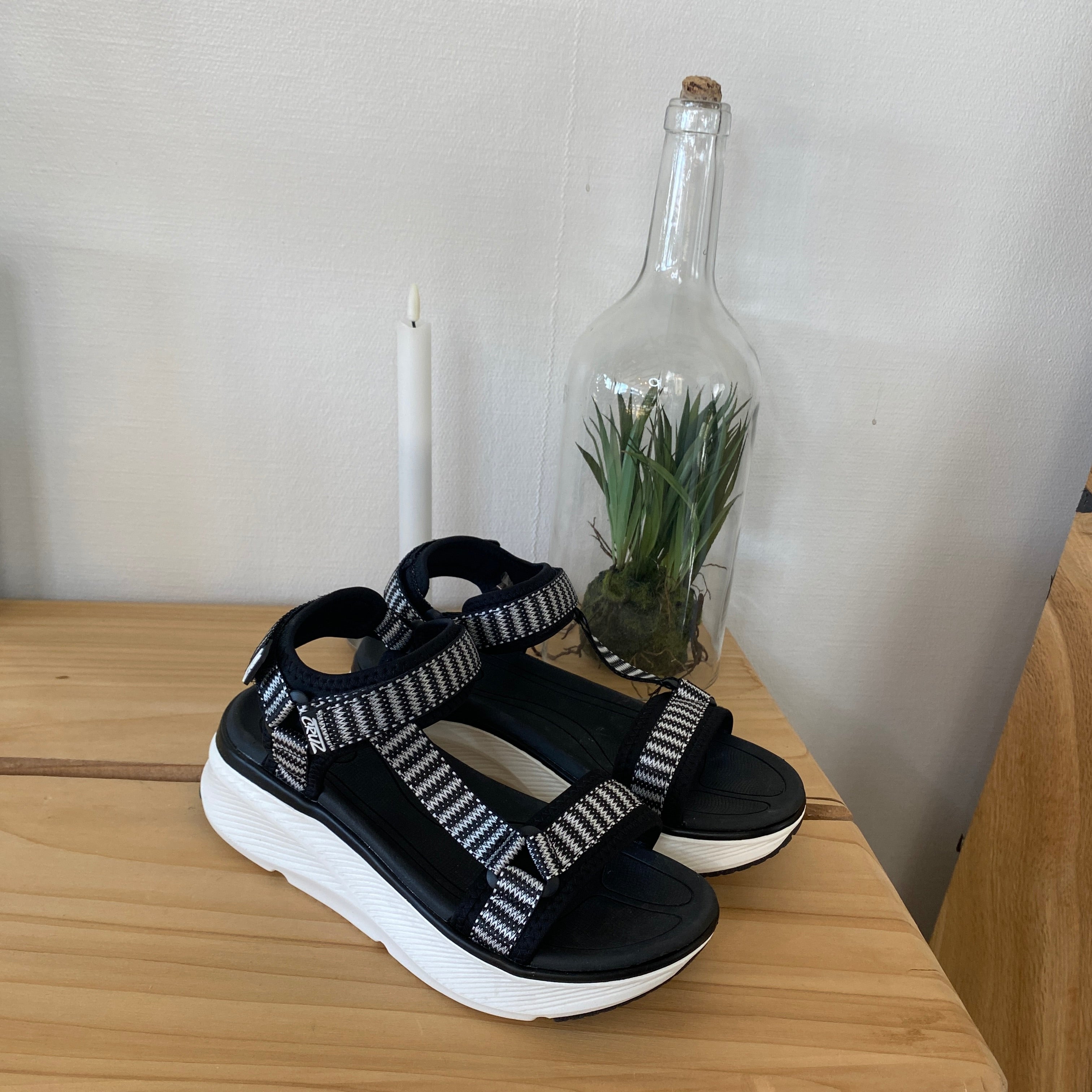 Cruz sandal i svart – stabil komfort i klassisk design