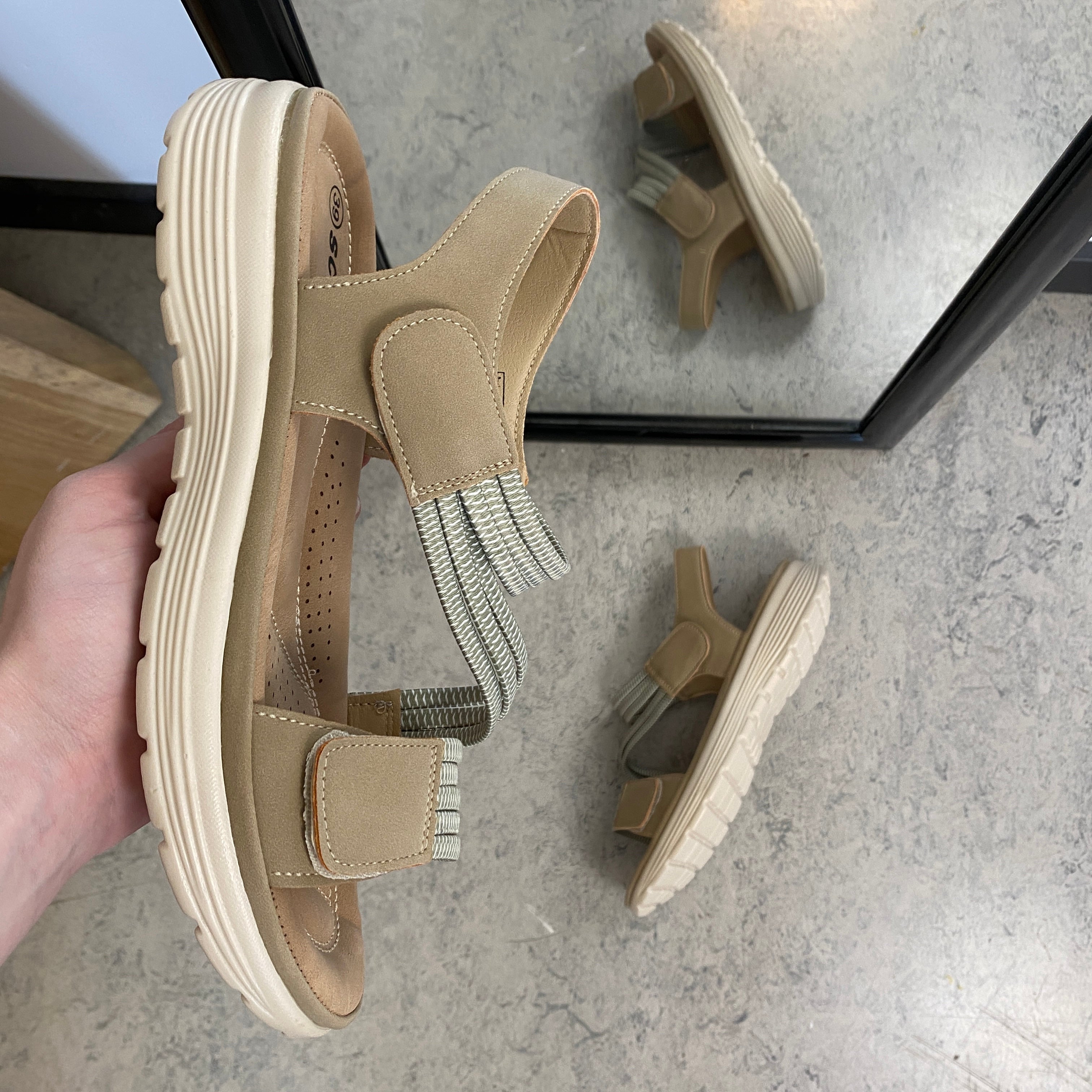 Grön komfortsandal med elastiska remmar – lätt och stödjande