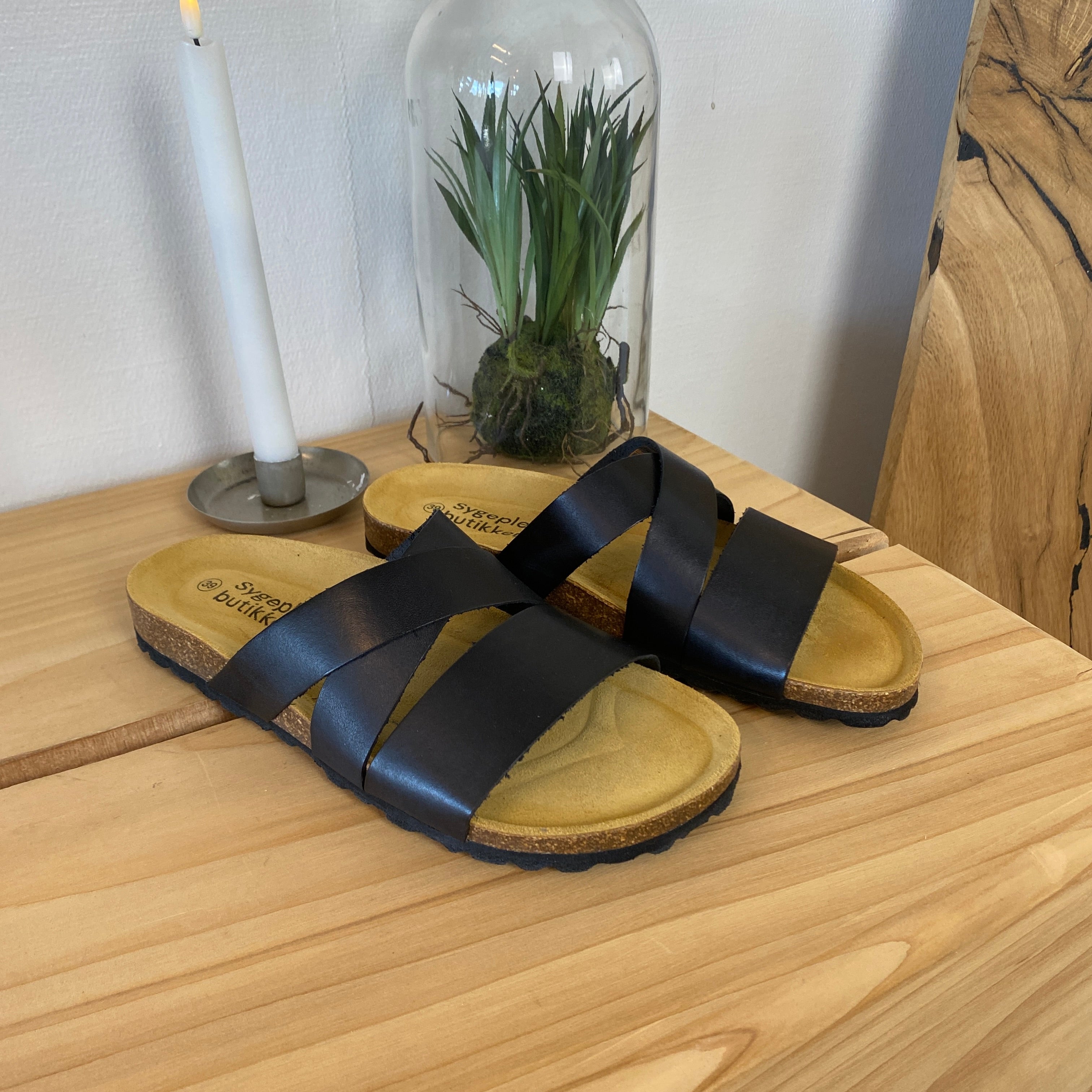 Slip-on sandal i svart slätt läder med korsremmar – komfort & stöd | SSKbutiken.se