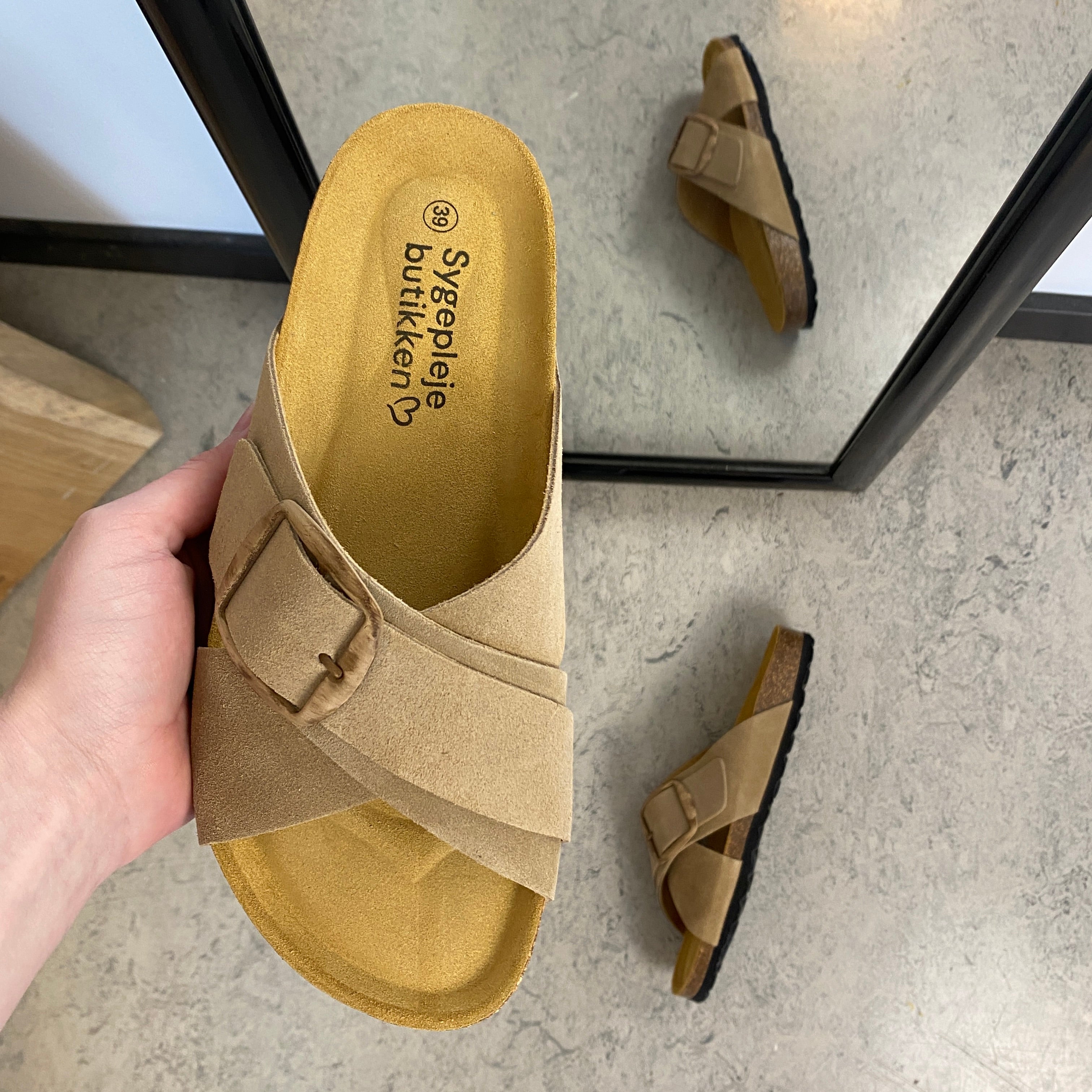 Ljusbrun slip-on sandal i läder med dubbel rem – komfort & stöd från SSKbutiken.se