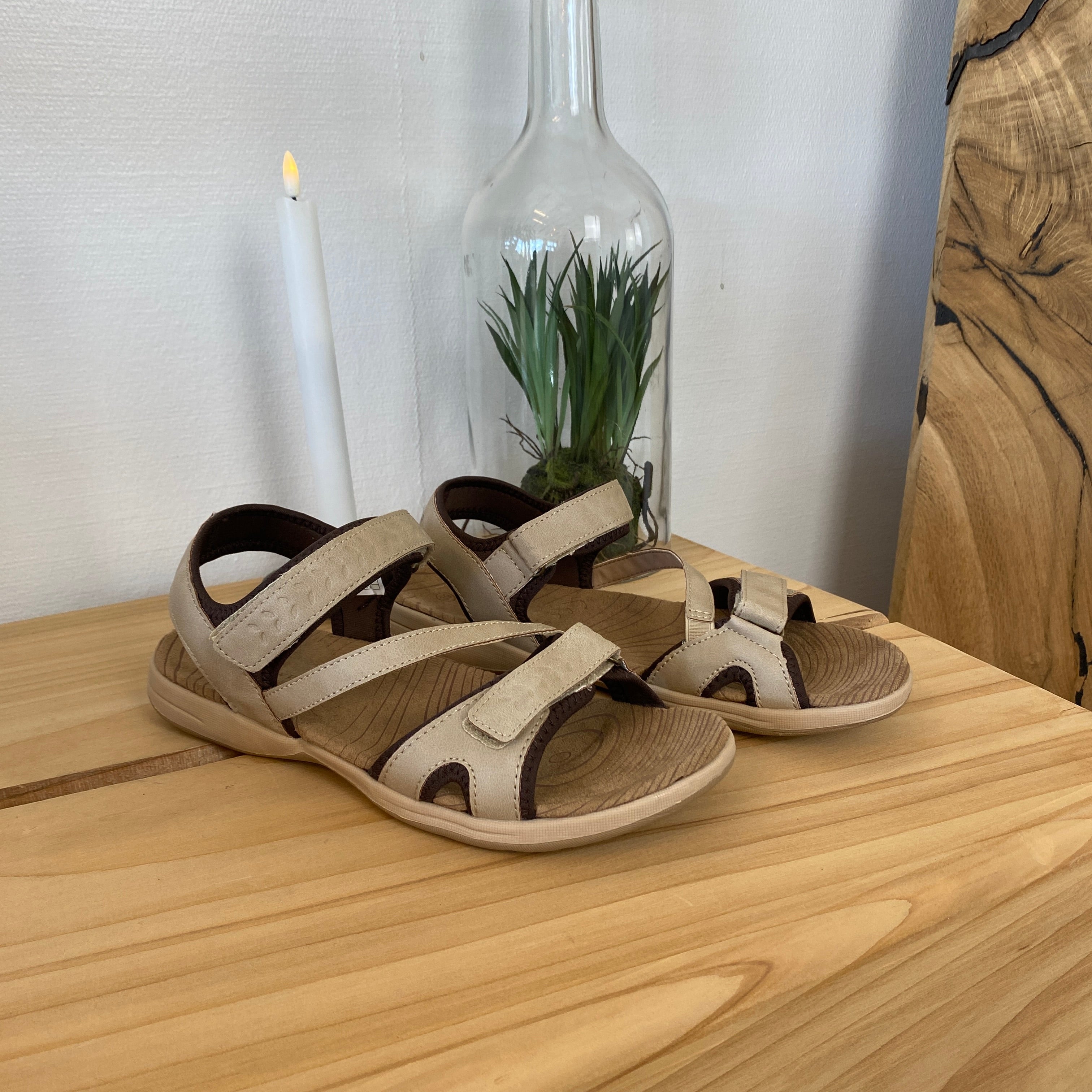 Whistler sandal i beige med stabil sula och justerbar passform