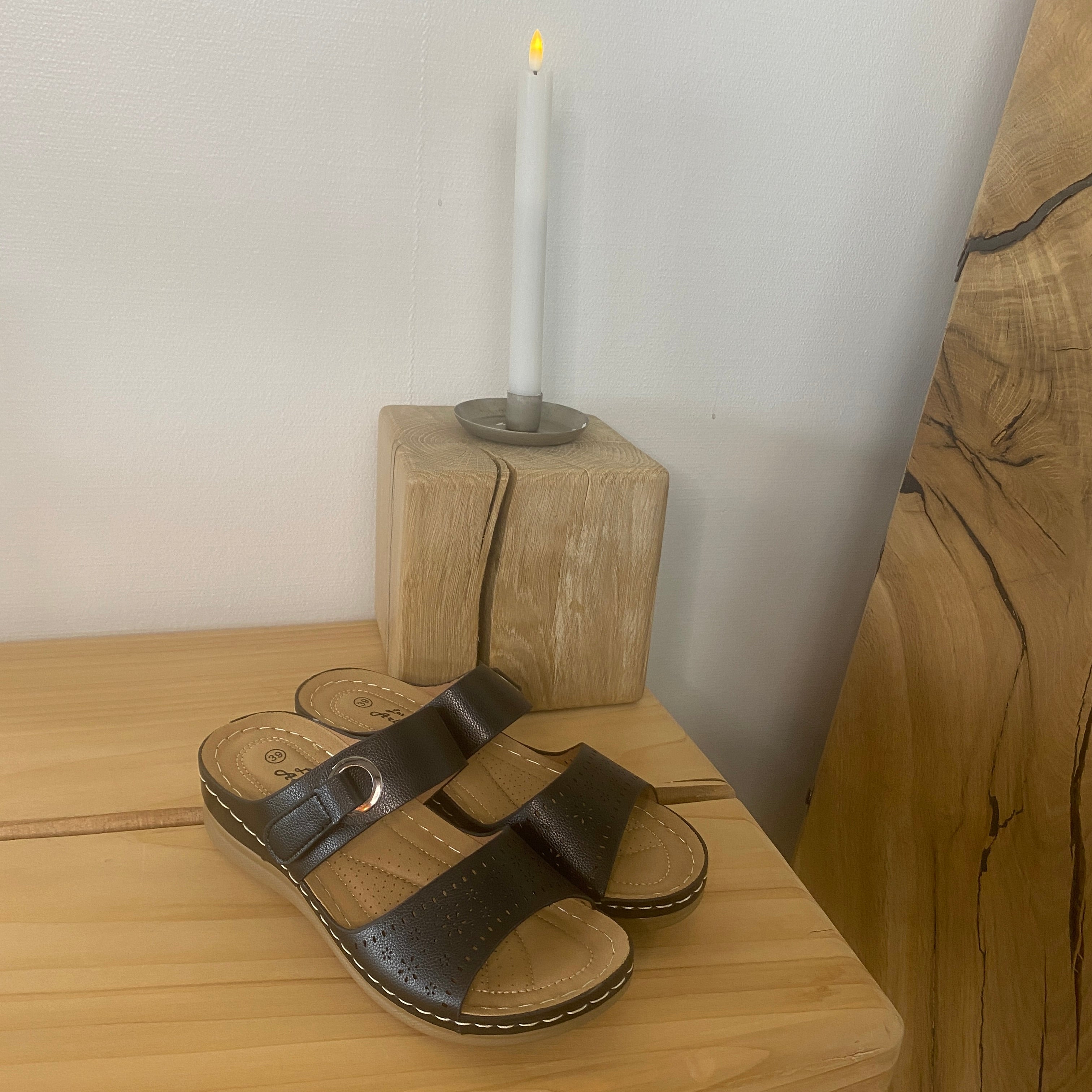Sandal med kilklack – svart modell