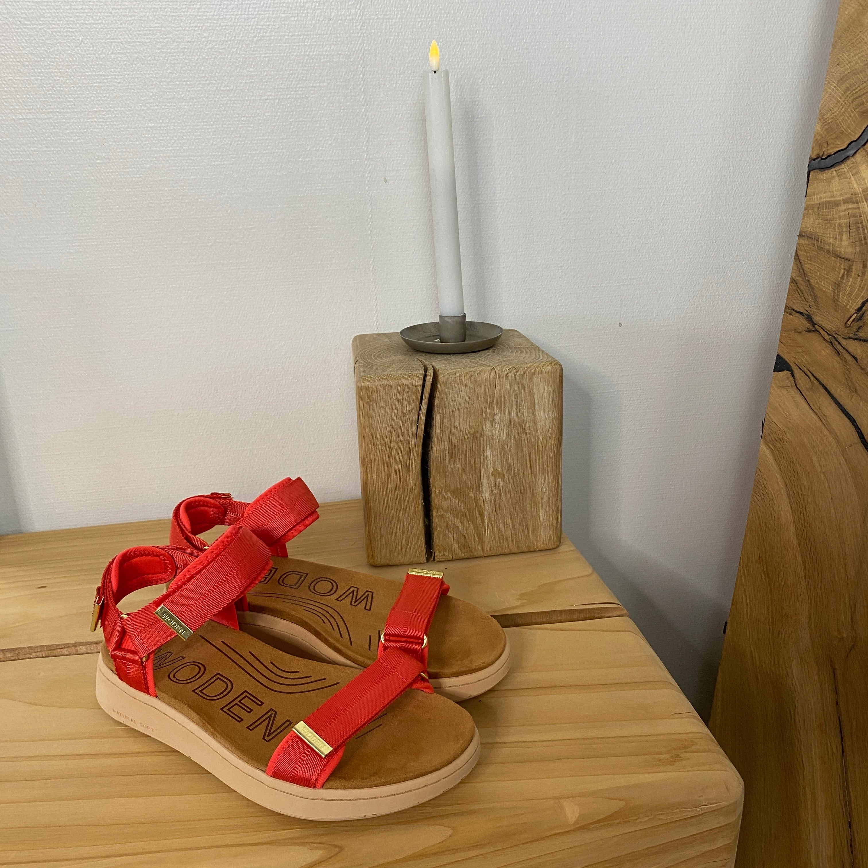 Woden sandal i röd – Lätt komfort med karaktär