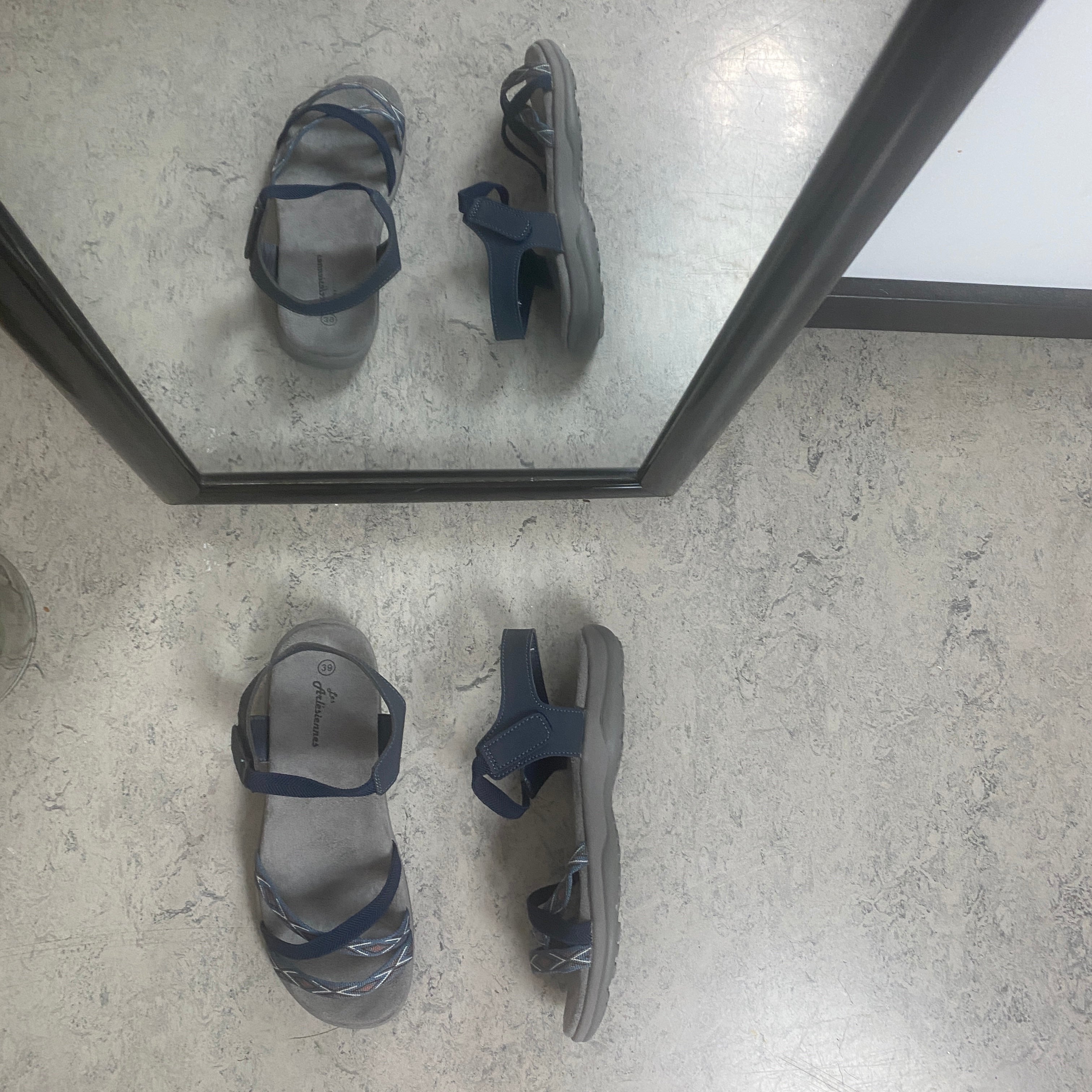 Marinblå sandal med elastiska remmar & kardborre – lugn & maritim stil