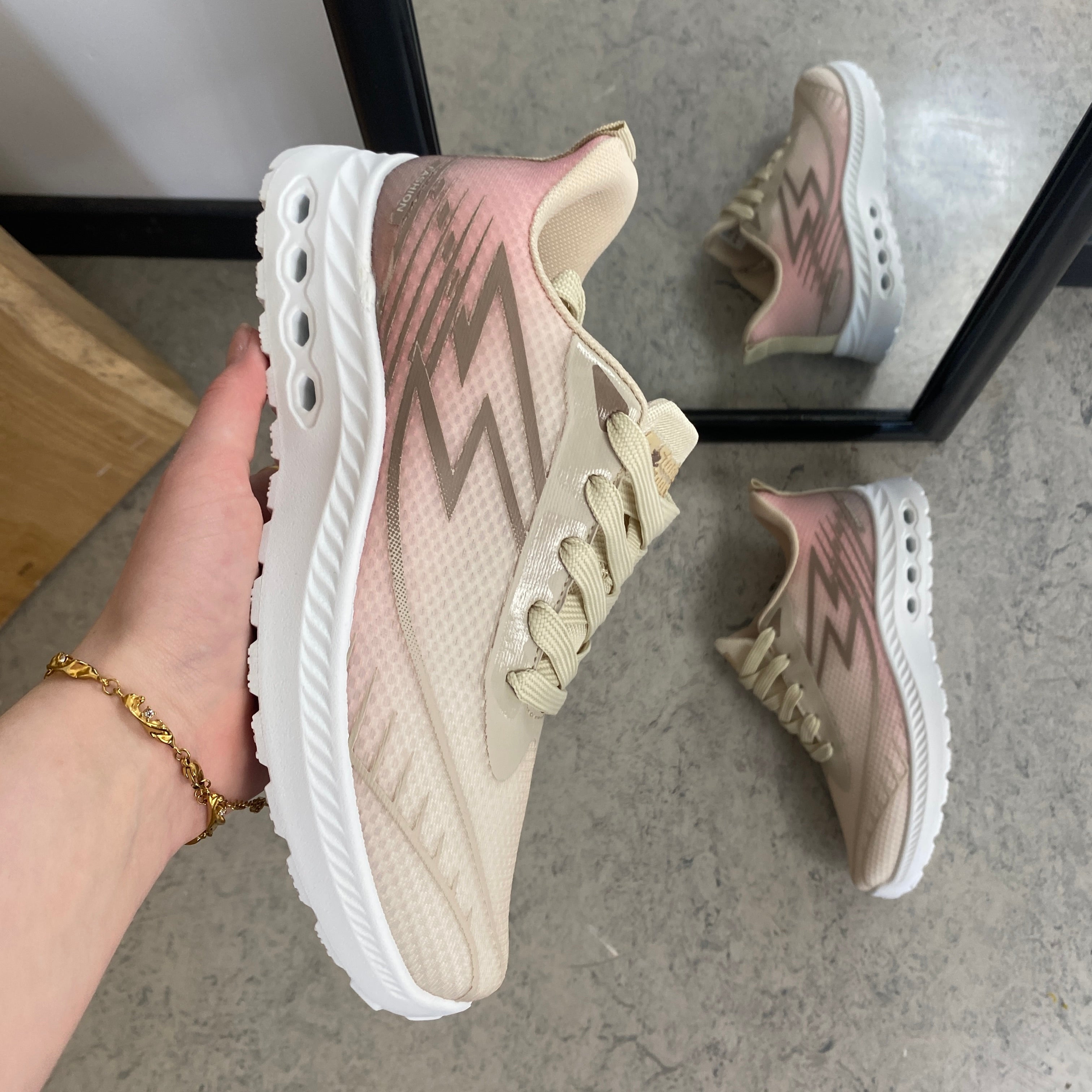 Beige lättvikts-sneakers i mesh med stötdämpande sula