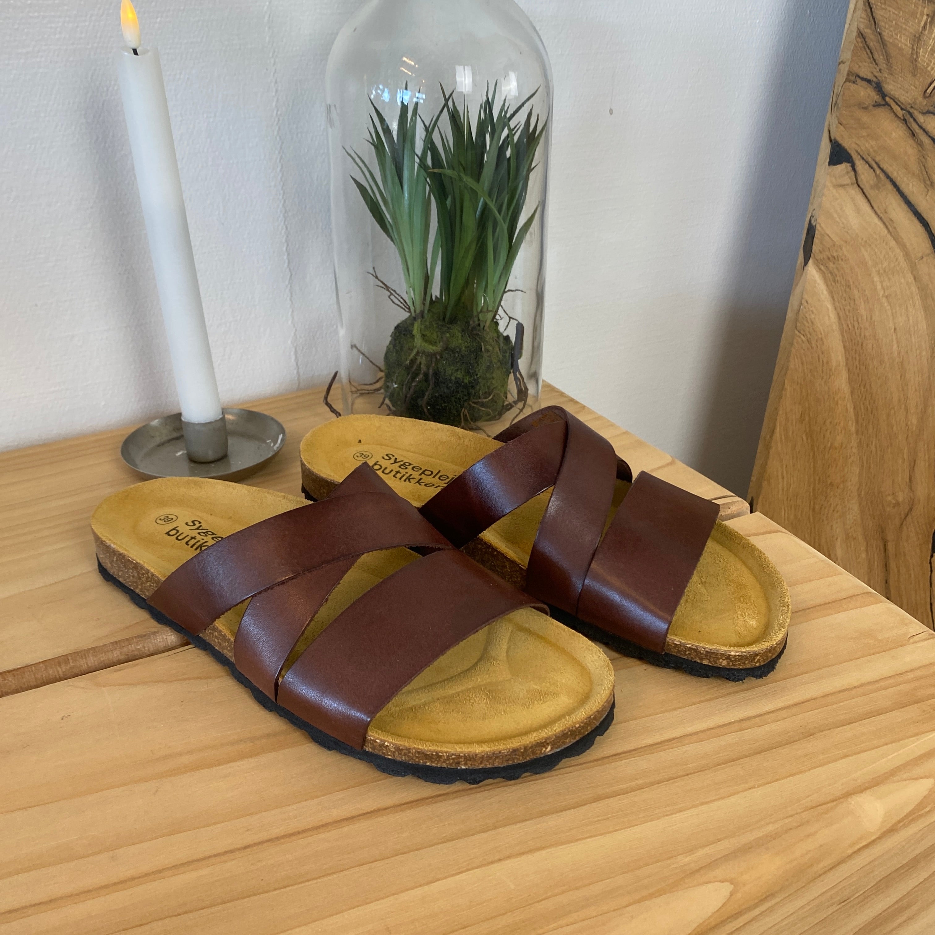 Slip-on sandal i brunt läder med korsremmar – komfort & stöd | SSKbutiken.se