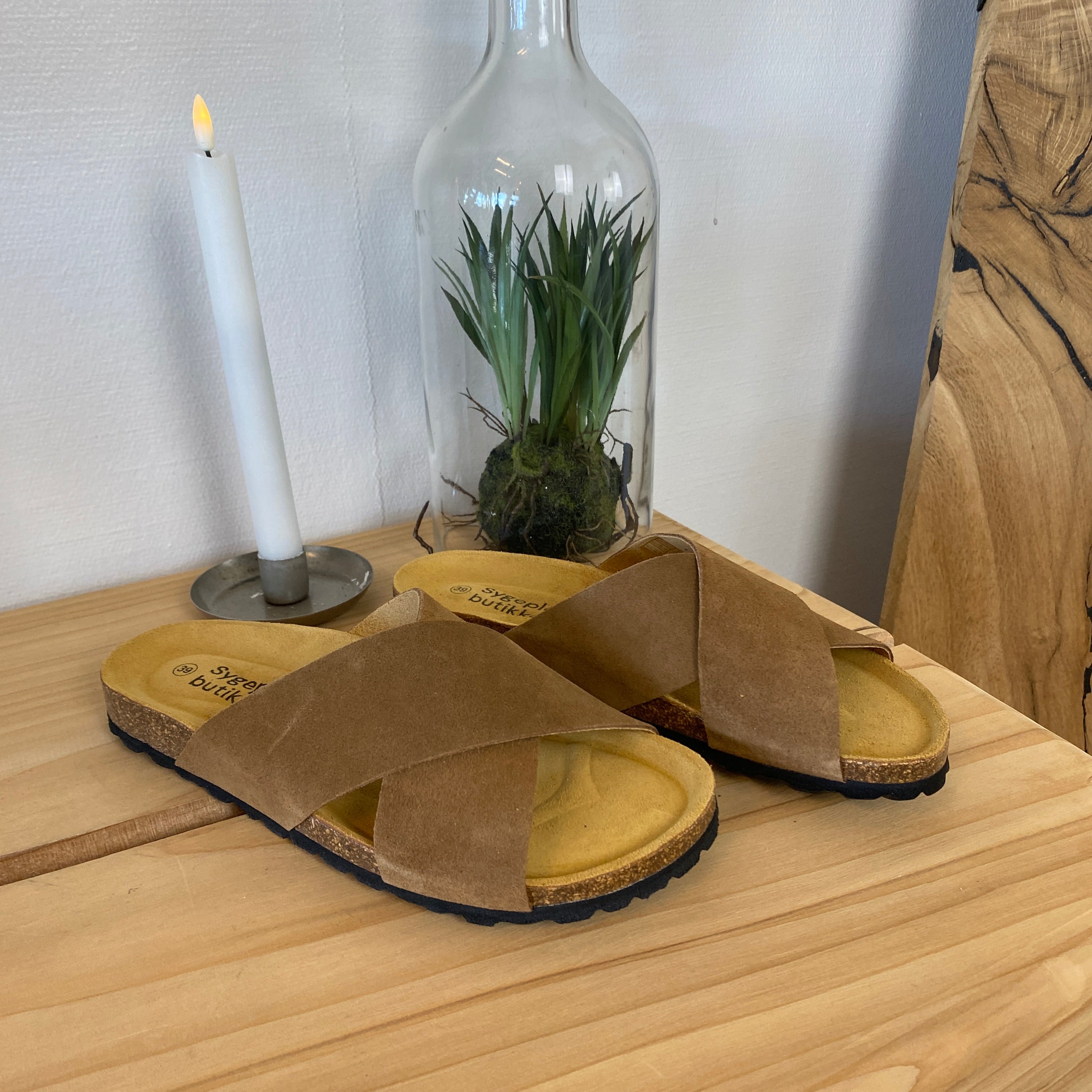Serraje Roble – brun slip-on sandal med korsade remmar & komfort | SSKbutiken.se