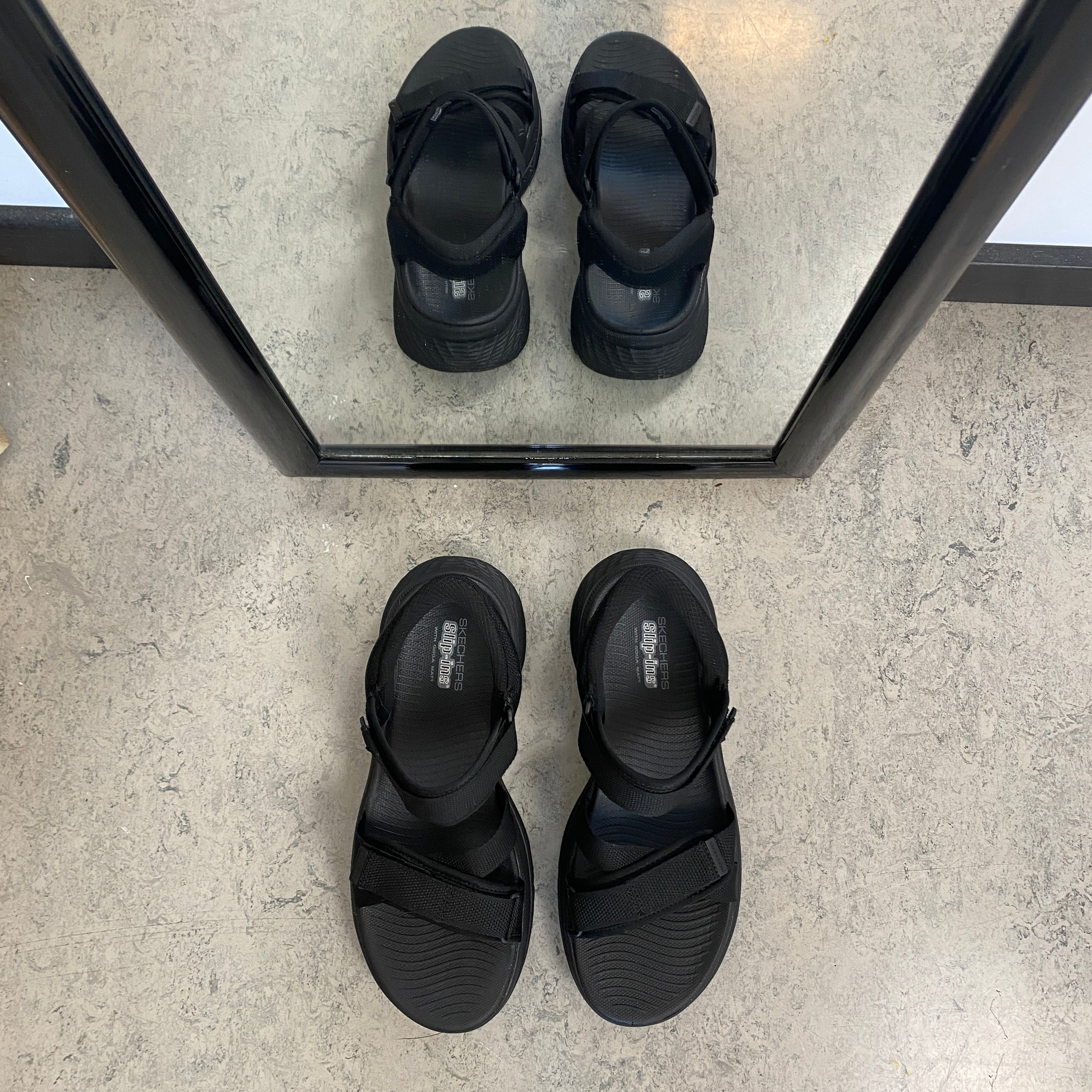 Skechers Max Cushioning sandal i svart – maximal komfort & enkel Slip-ins-passform